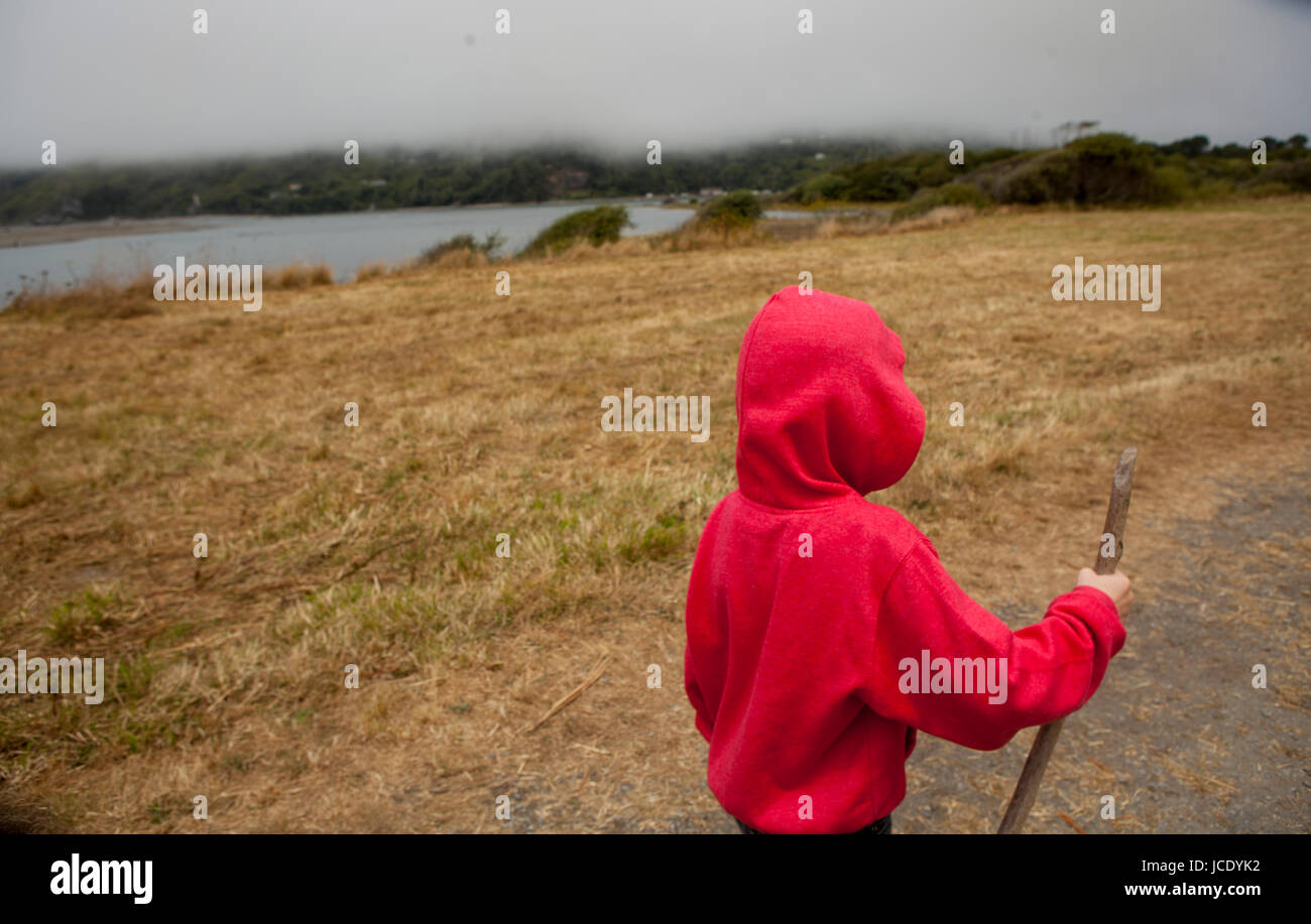 Ein 7 Jahre alter Junge wandern während einer Familie Fahrt. Stockfoto