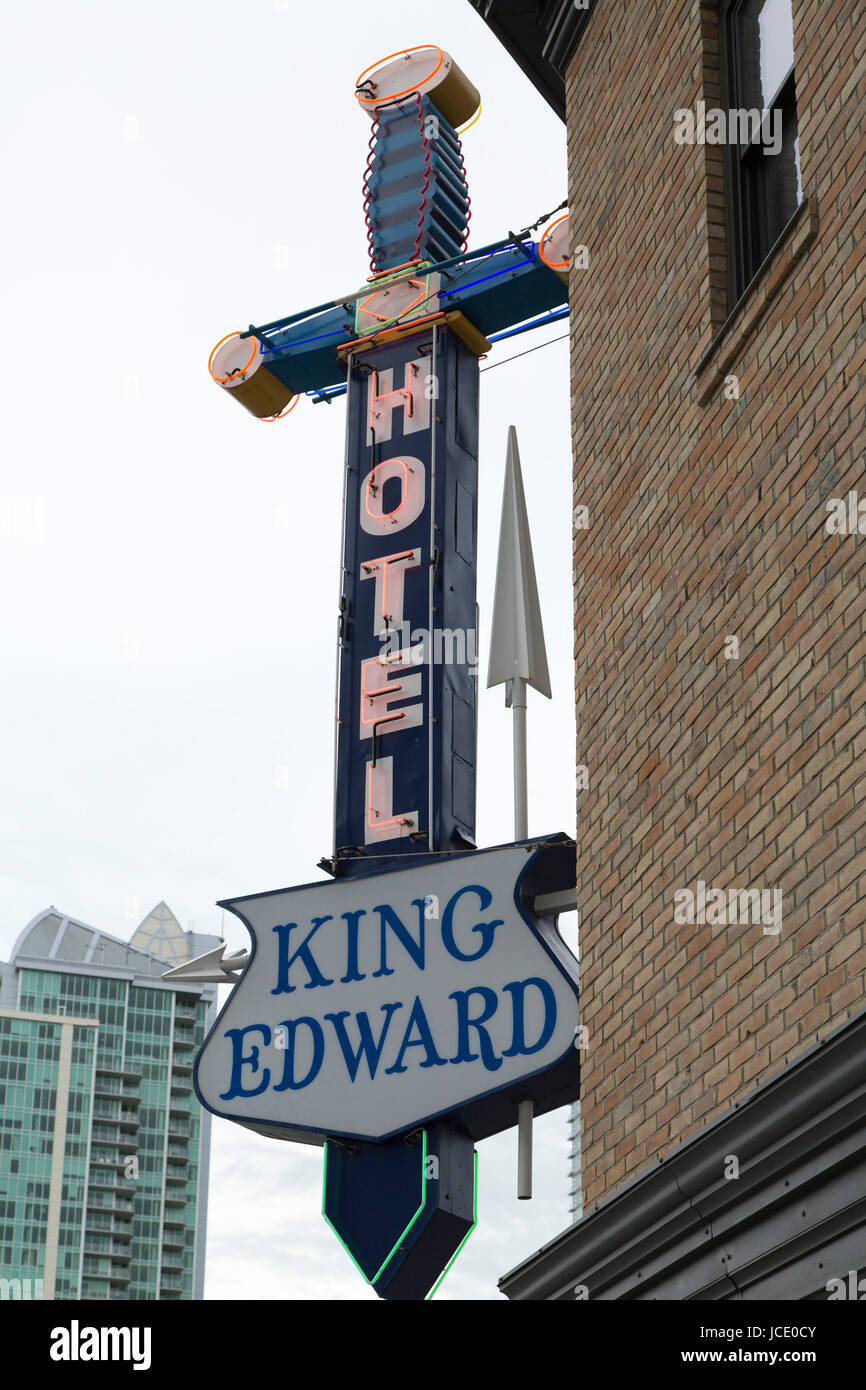 Melden Sie sich für das King Edward Hotel in Calgary, Kanada. Das Zeichen ist in der Form eines Schwertes. Stockfoto