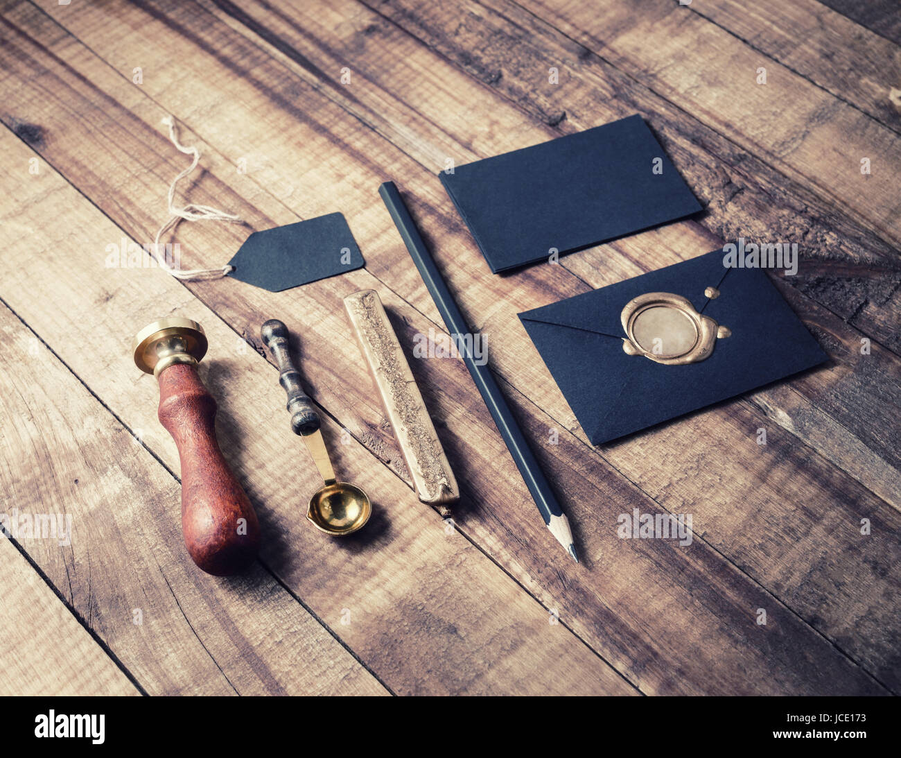 Vintage Schreibset. Foto von leeres Briefpapier auf Holztisch Hintergrund. Mock-up für das branding Identität. ID-Vorlage. Stockfoto