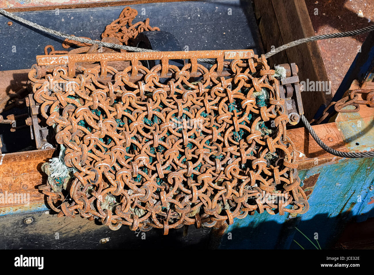 Net auf dem Deck des Bootes mit Seil unter Metall Jakobsmuschel Bagger Stockfoto