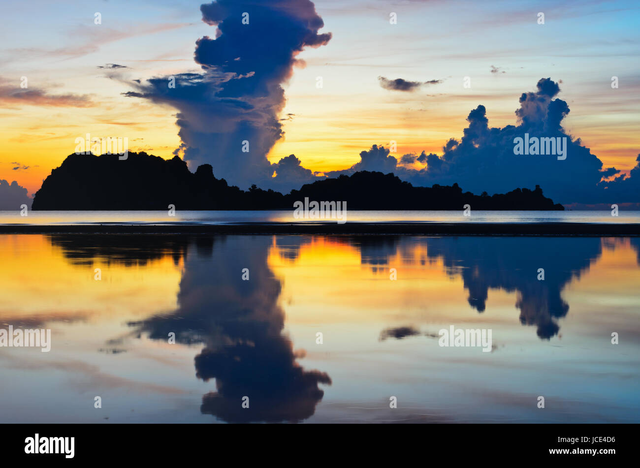 Sonnenaufgang am Strand Hat Sai Ri vorderen Ko Maphrao Insel in Chumphon Provinz von Thailand Stockfoto