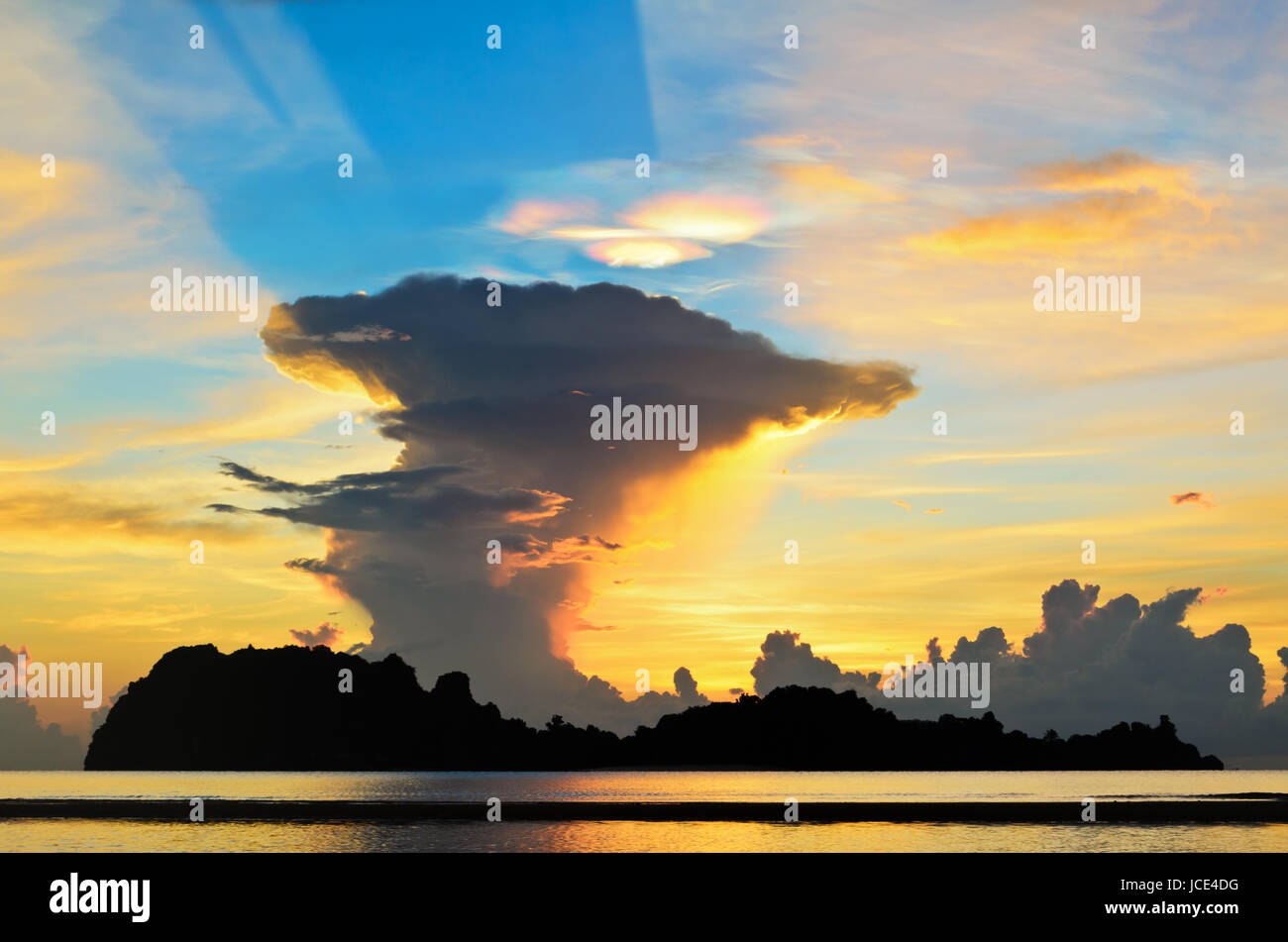 Sonnenaufgang am Strand Hat Sai Ri vorderen Ko Maphrao Insel in Chumphon Provinz von Thailand Stockfoto