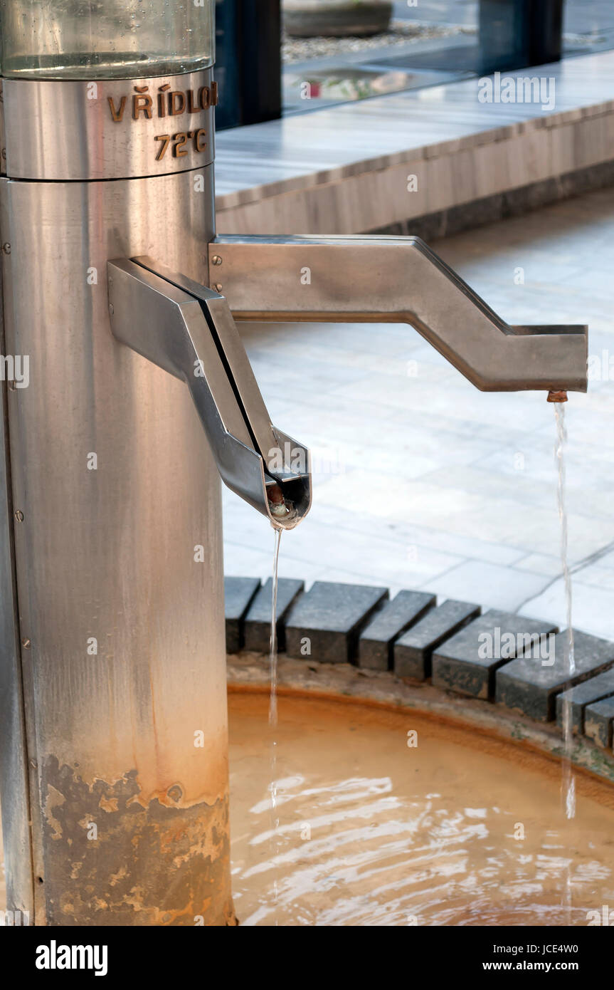 Thermalwasser in der Spa Karlovy Vary, Tschechien. Stockfoto