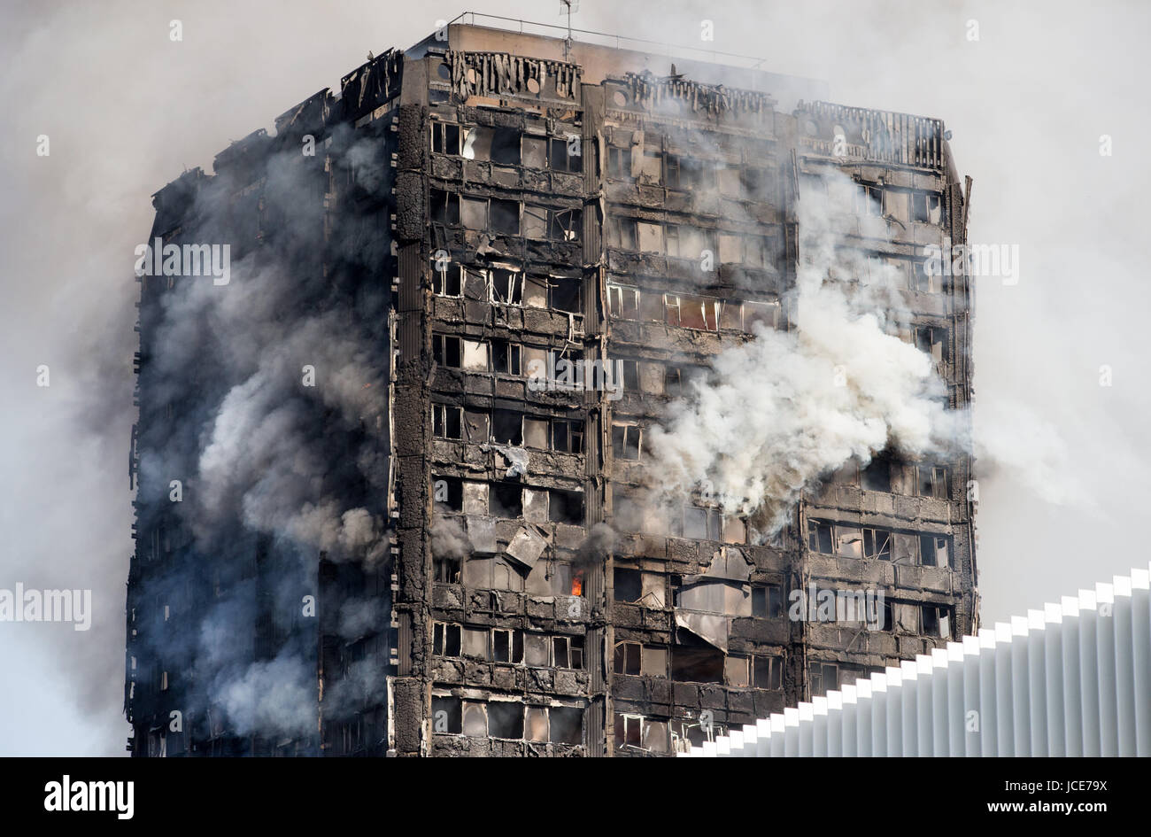 Feuer brennt bei Grenfell Turm Latimer Road, feierte Feuer auf der 4. Etage starrte, wenn ein Kühlschrank in geraten Brand. Es gab mehrere verletzte Stockfoto