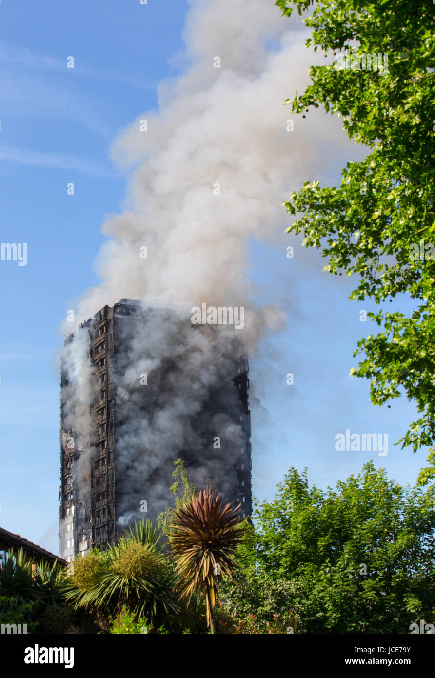 Feuer brennt bei Grenfell Turm Latimer Road, feierte Feuer auf der 4. Etage starrte, wenn ein Kühlschrank in geraten Brand. Es gab mehrere verletzte Stockfoto