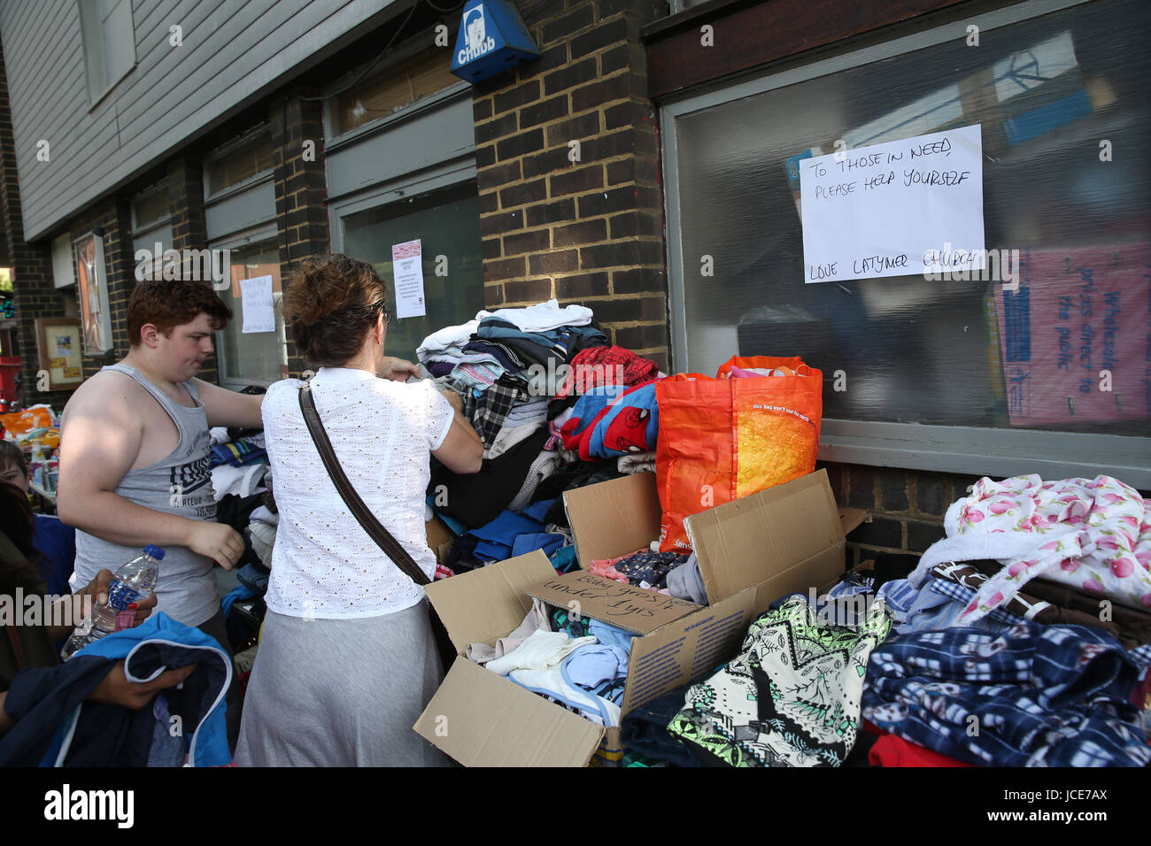 Kleidung Spenden für die Opfer des Turmes Grenfell außerhalb Latimer Gemeindezentrum Stockfoto