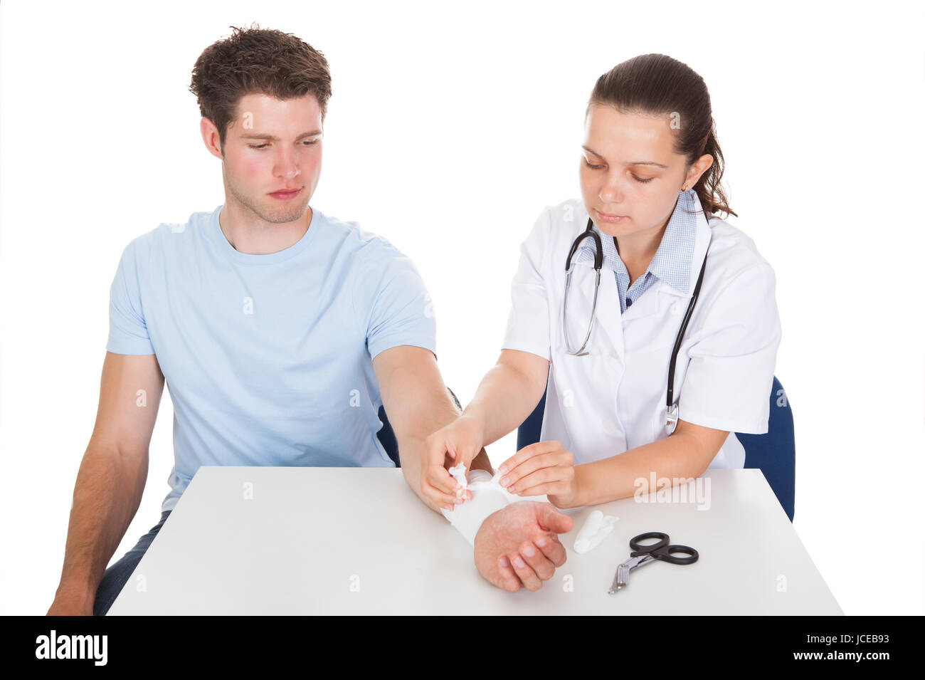 Foto von Frau Doktor Bandagierung des Patienten Handgelenk Stockfoto