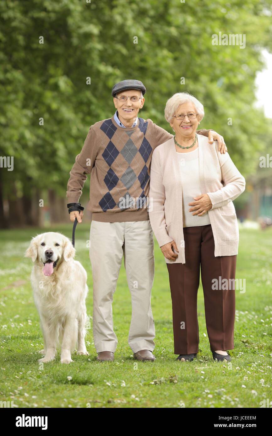 In voller Länge Portrait von ein älteres Paar mit einem Hund im park Stockfoto