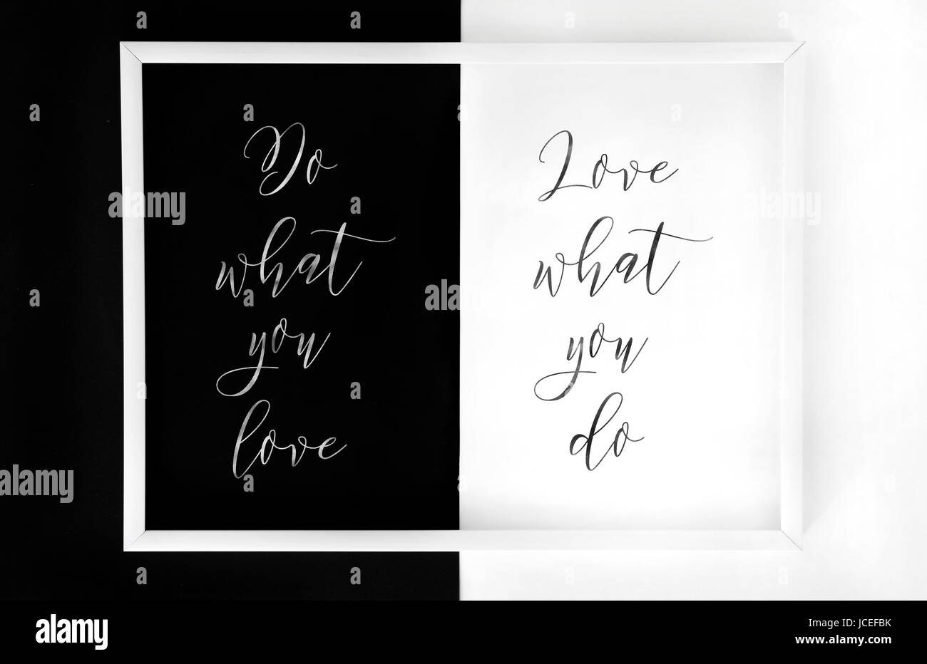 "Tun, was du liebst, liebst, was du tust" minimalistische Poster gerahmt. Handschriftliche inspirierende Zitate Stockfoto
