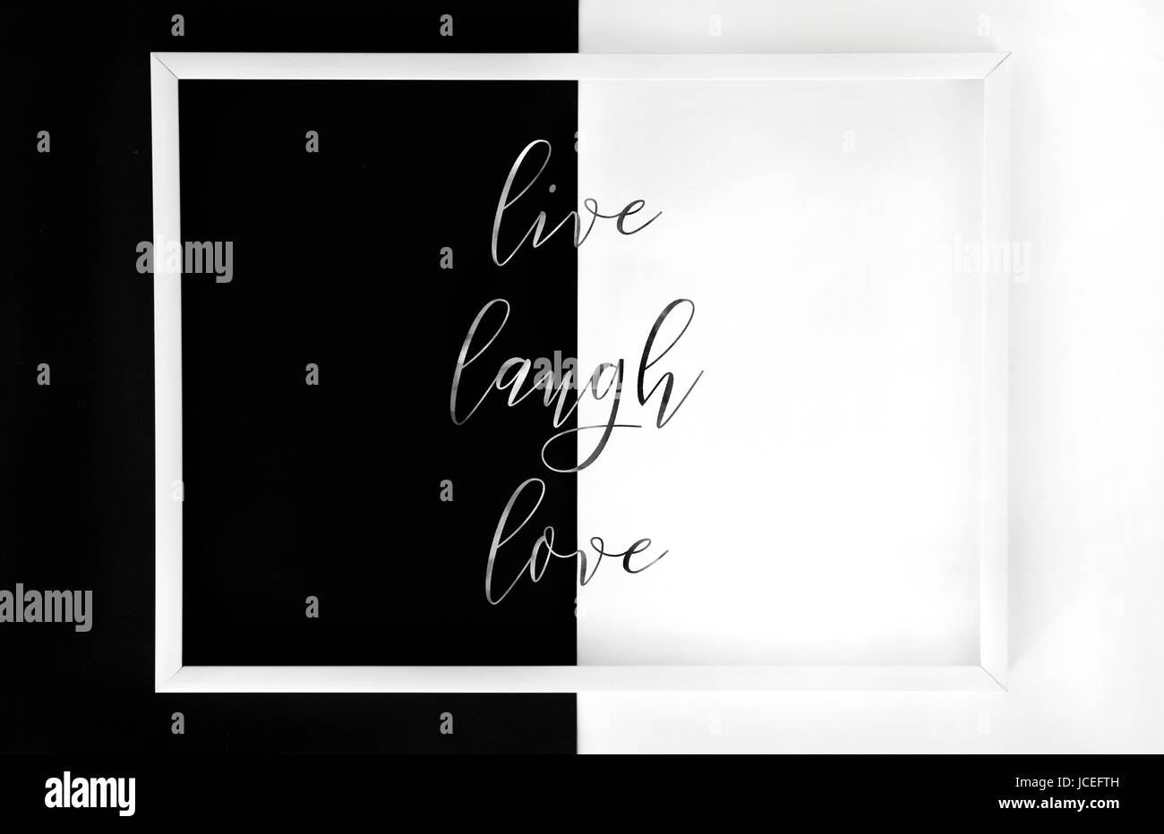 Gerahmte "Live, Laugh, Love" minimalistische Plakat. Handschriftliche inspirierende Zitate Stockfoto