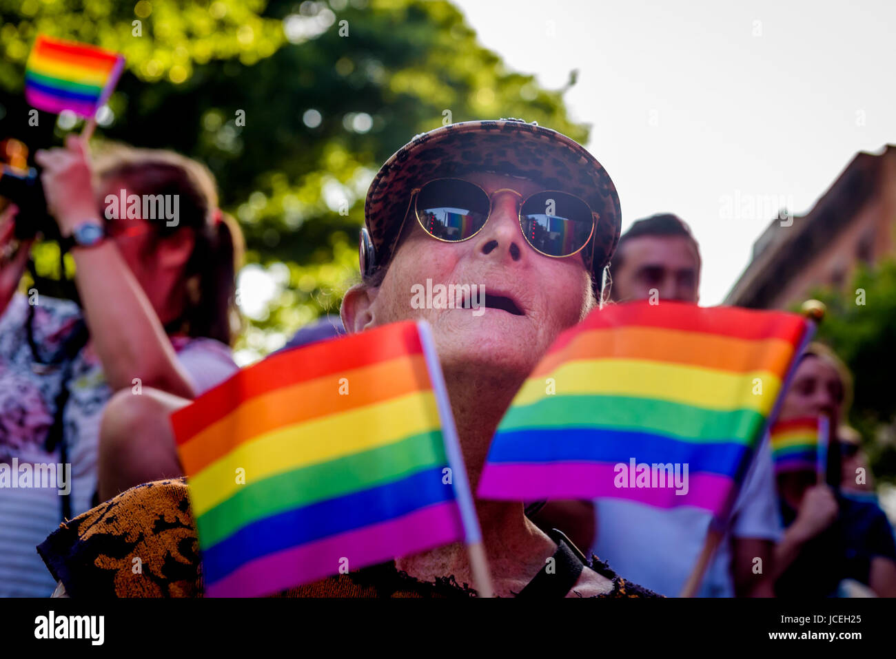 New York, Vereinigte Staaten von Amerika. 14. Juni 2017. Schwule gegen Waffen organisierte eine Kundgebung und März in New York City West Village, The Stonewall Inn ab 14. Juni 2017; in Erinnerung an Gilbert Baker, Schöpfer von die Regenbogenfahne, das internationale Symbol der LGBTQ stolz. Die Veranstaltung auch protestieren, Diskriminierung und Intoleranz gegen LGBTQ-Amerikaner, die von der Trump-Verwaltung verewigt worden und die GOP. Baker starb letzten März 31 im Alter von 65 Jahren. Bildnachweis: Erik McGregor/Pacific Press/Alamy Live-Nachrichten Stockfoto