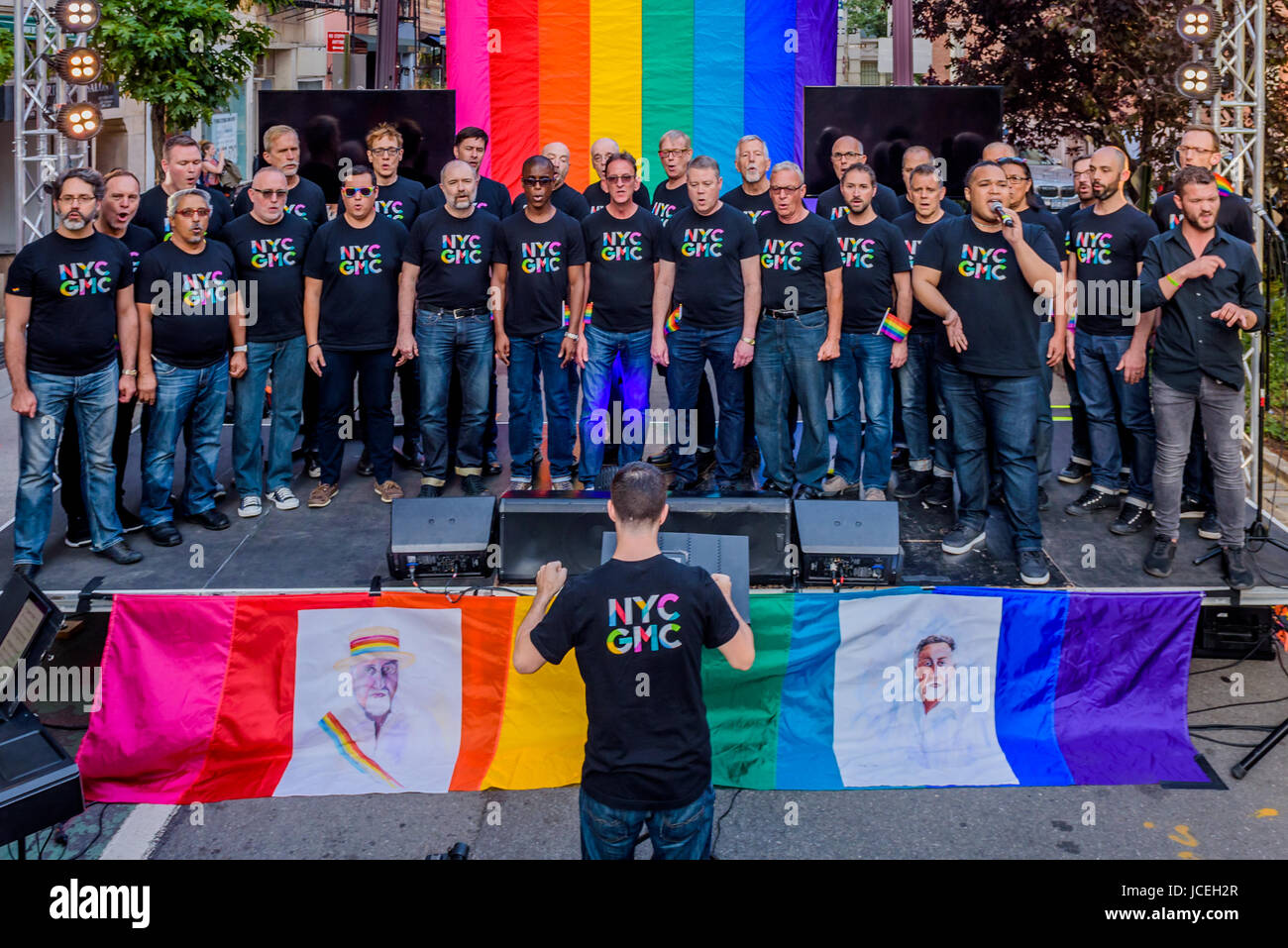 New York, Vereinigte Staaten von Amerika. 14. Juni 2017. Die New York City Homosexuell Männer Chor - Schwule gegen Waffen organisiert eine Rallye und März in New York City West Village, The Stonewall Inn ab 14. Juni 2017; in Erinnerung an Gilbert Baker, Schöpfer von die Regenbogenfahne, das internationale Symbol der LGBTQ stolz. Die Veranstaltung auch protestieren, Diskriminierung und Intoleranz gegen LGBTQ-Amerikaner, die von der Trump-Verwaltung verewigt worden und die GOP. Baker starb letzten März 31 im Alter von 65 Jahren. Bildnachweis: Erik McGregor/Pacific Press/Alamy Live-Nachrichten Stockfoto