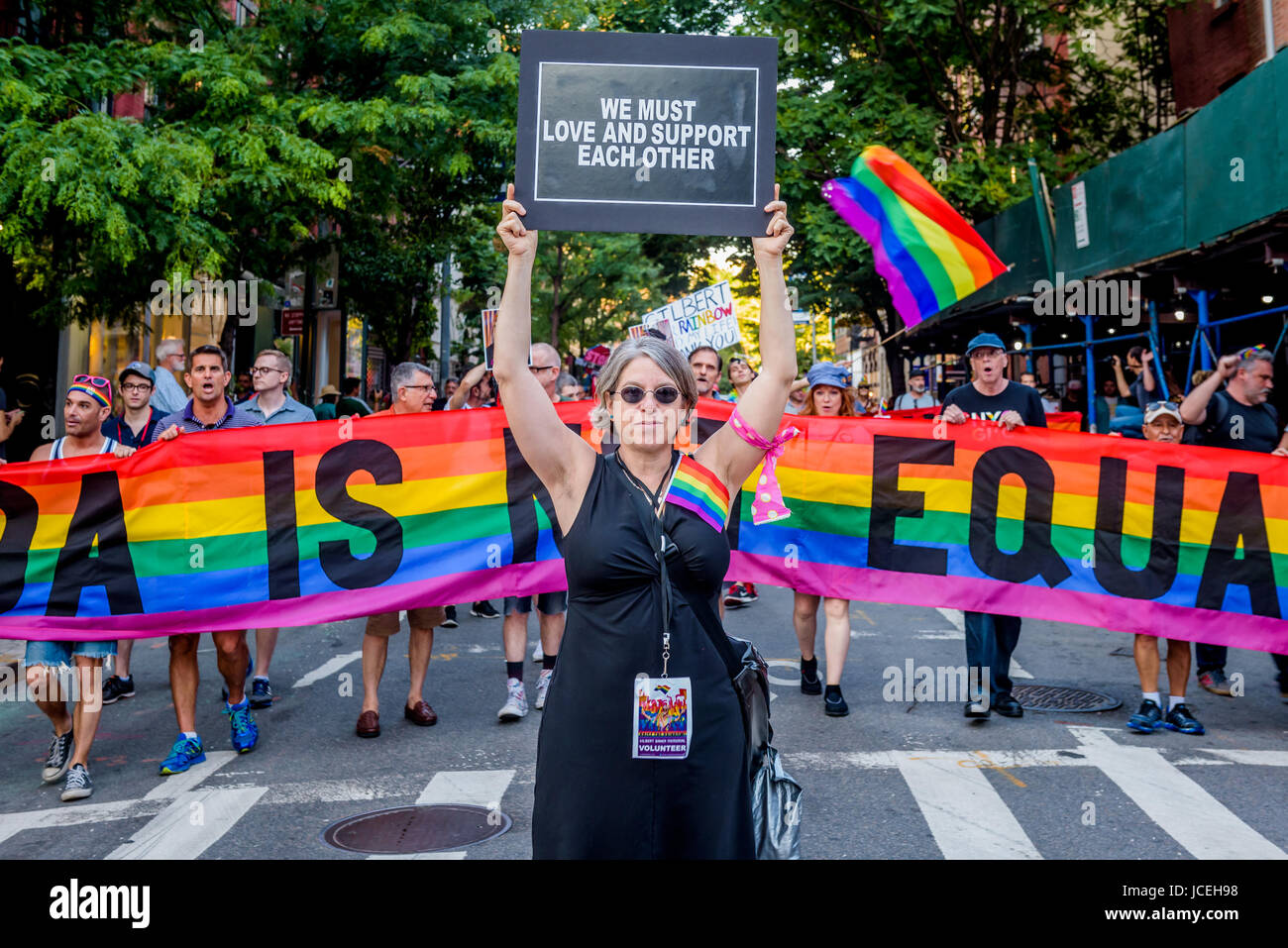 New York, Vereinigte Staaten von Amerika. 14. Juni 2017. Schwule gegen Waffen organisierte eine Kundgebung und März in New York City West Village, The Stonewall Inn ab 14. Juni 2017; in Erinnerung an Gilbert Baker, Schöpfer von die Regenbogenfahne, das internationale Symbol der LGBTQ stolz. Die Veranstaltung auch protestieren, Diskriminierung und Intoleranz gegen LGBTQ-Amerikaner, die von der Trump-Verwaltung verewigt worden und die GOP. Baker starb letzten März 31 im Alter von 65 Jahren. Bildnachweis: Erik McGregor/Pacific Press/Alamy Live-Nachrichten Stockfoto