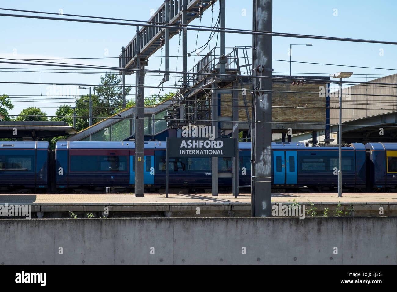 Ashford internationalen Plattform und Southeastern train Schild Schilder. Ashford, Kent. Stockfoto
