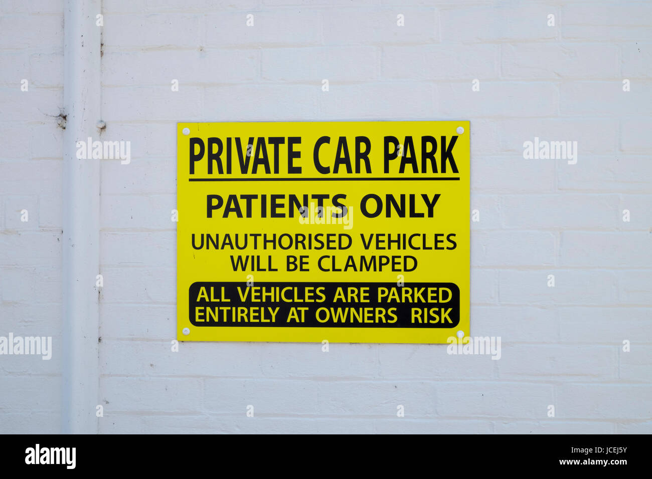 Leuchtend gelbe privater Parkplatz Patienten nur Zeichen Beschilderung. Ashford, Kent Stockfoto