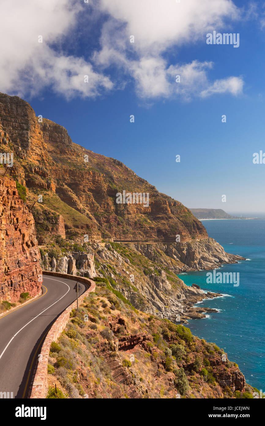 Die Chapmans Peak Drive auf der Kap-Halbinsel in der Nähe von Kapstadt in Südafrika an einem hellen und sonnigen Nachmittag. Stockfoto