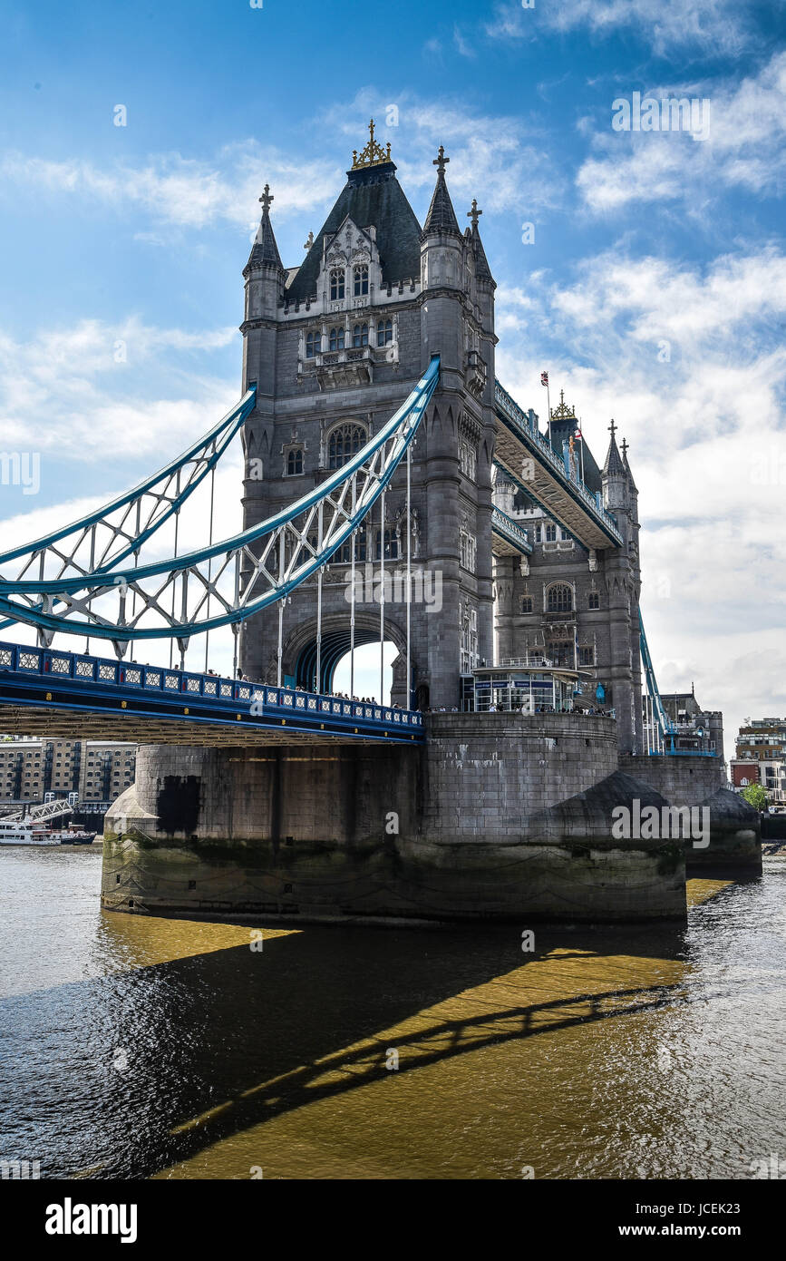 Tower Bridge an einem Sommertag Stockfoto