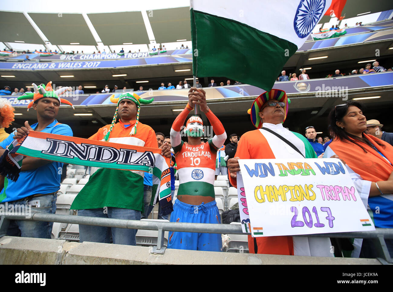 Indien-Fans zeigen ihre Unterstützung auf der Tribüne vor dem ICC Champions Trophy, Halbfinale bei Edgbaston, Birmingham. Stockfoto