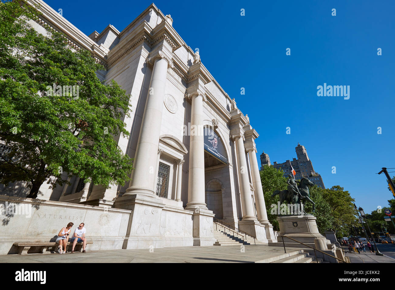 NEW YORK - 13 SEPTEMBER: American Museum of Natural History Gebäudefassade mit Menschen an einem sonnigen Tag, klaren, blauen Himmel am 13. September 2016 in New Yo Stockfoto