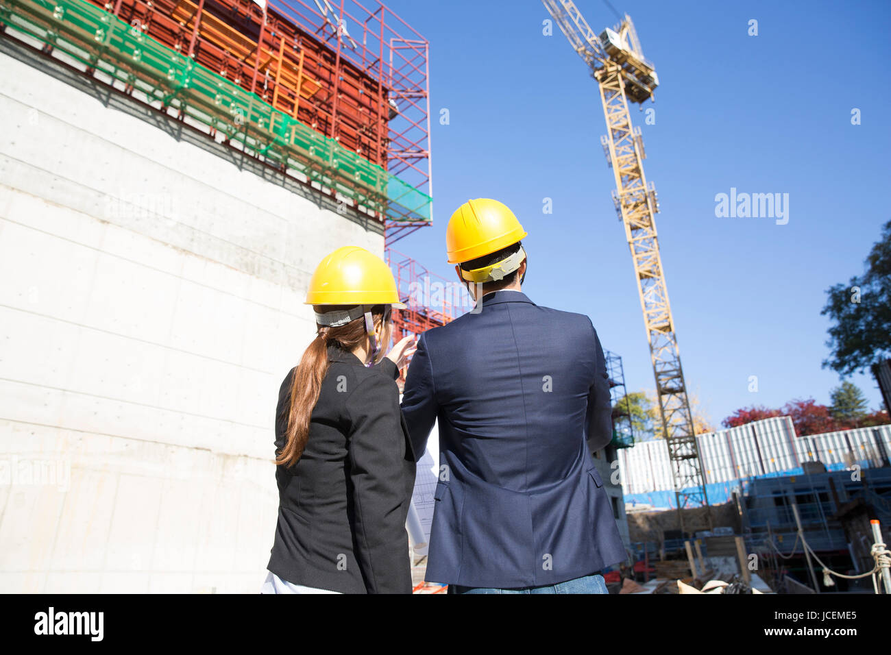 Rückseite der beiden Architekten auf Baustelle Stockfoto