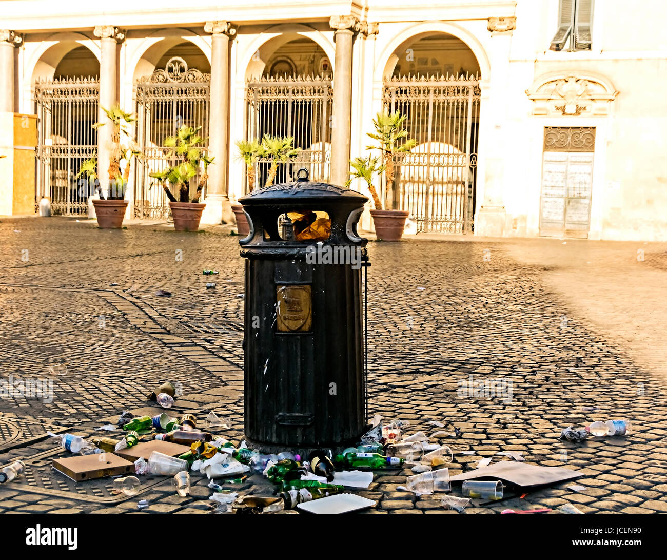 Abfall und Müll links bis zum Abend Nachtschwärmer in Piazza Santa Maria in Trastevere, Rom. Stockfoto