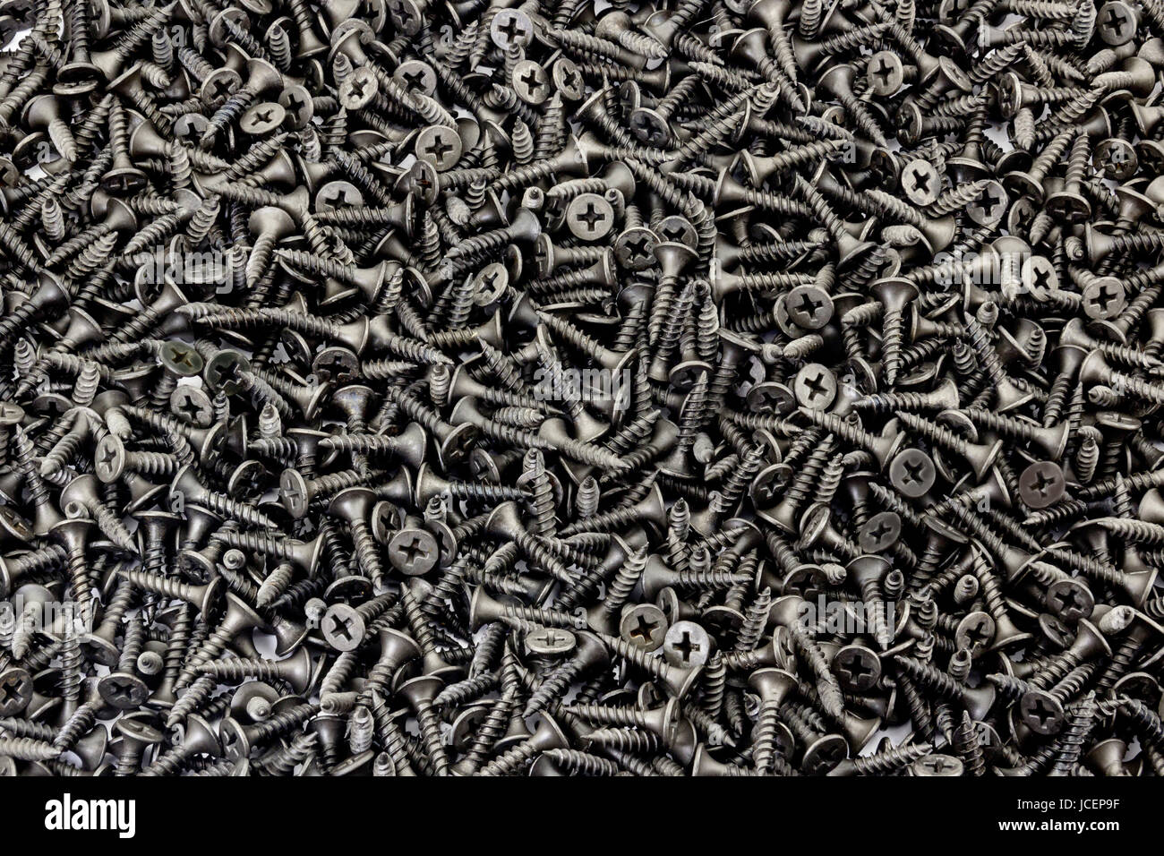 Vorlagenhintergrund setzen mitSchwarzes Oxidized selbstschneidende Schrauben auf weißem Hintergrund Stockfoto