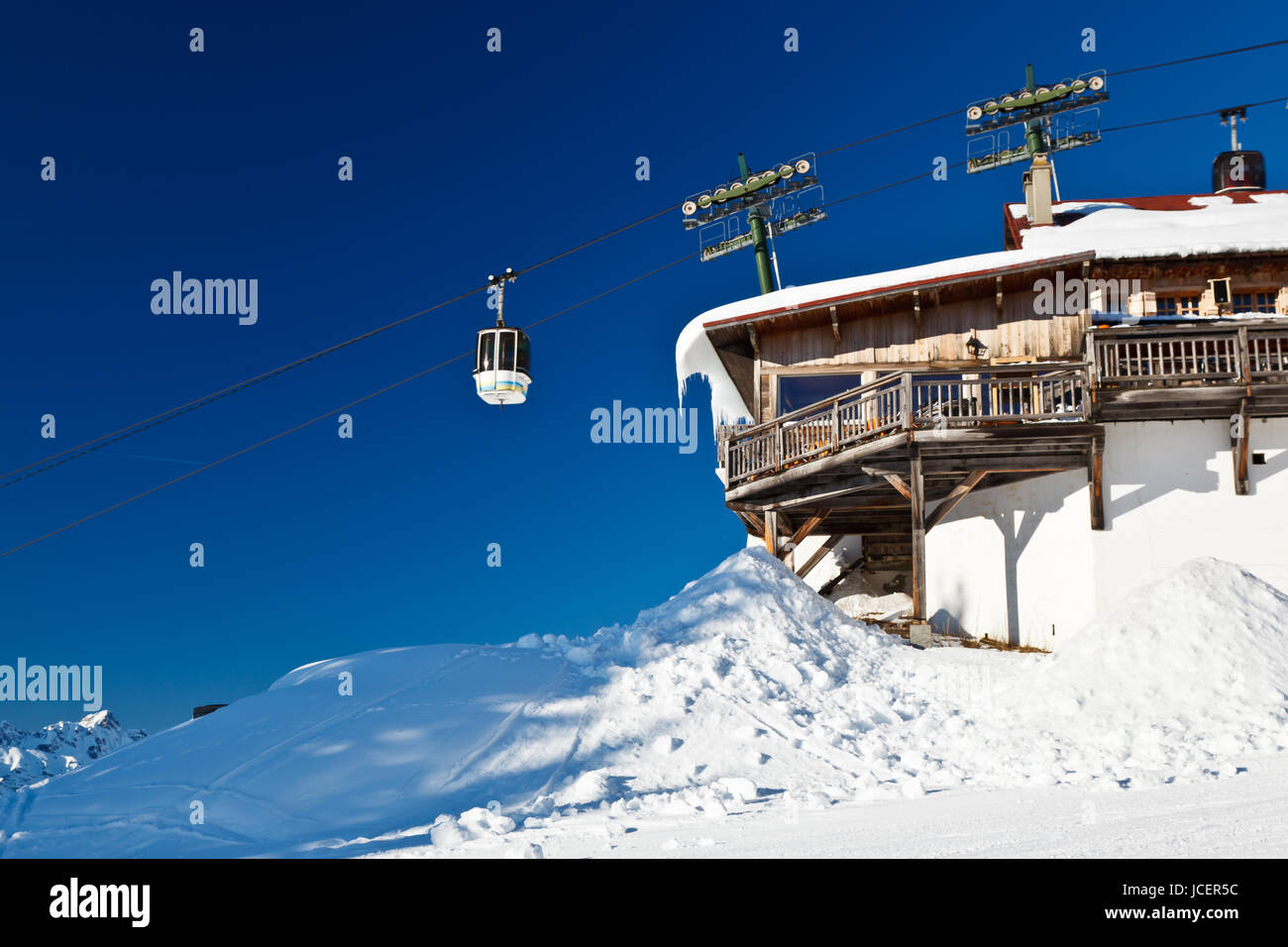 Obere Kabel Liftstation und Gondelbahn in Französische Alpen Stockfoto