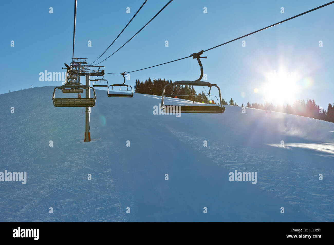 Reiten der Sesselbahn in Französische Alpen Stockfoto