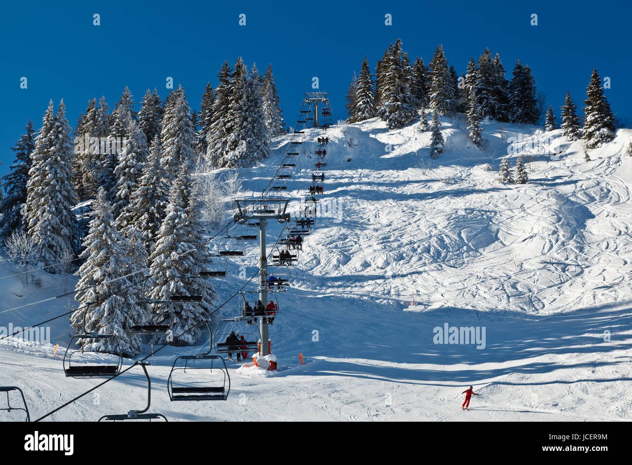 Reiten der Sesselbahn in Französische Alpen Stockfoto