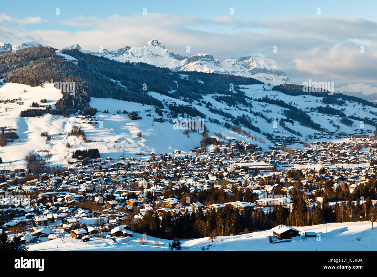 Ansicht von oben am Berg Dorf Megève, Französische Alpen Stockfoto