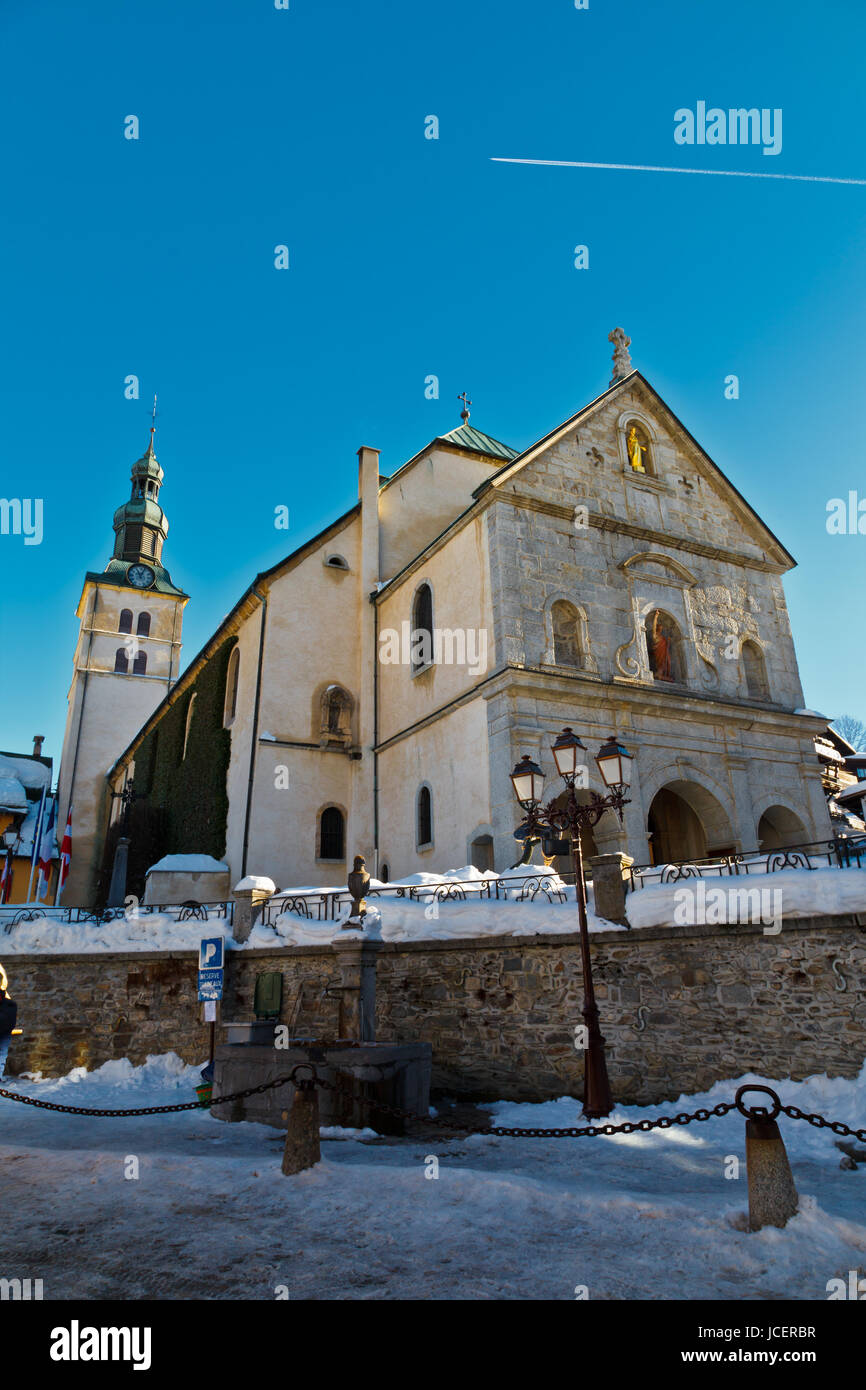 Mittelalterliche Kirche auf den zentralen Platz Megeve, Französische Alpen Stockfoto