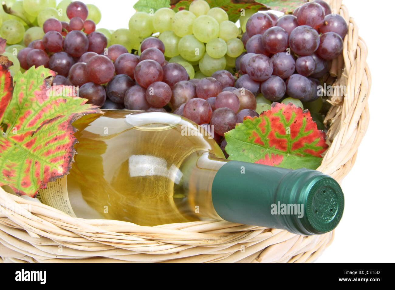 Korb mit Weißwein Stockfoto