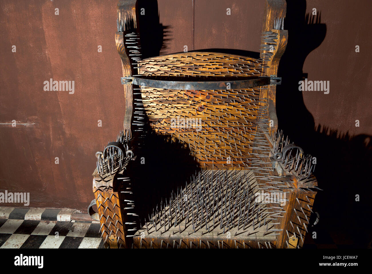 mittelalterliche Folter Sessel Holz mit Metall-spikes Stockfoto