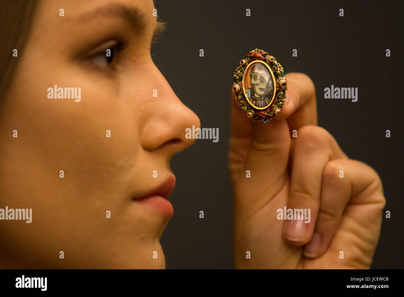 London, UK. 15. Juni 2017. Eine Sotheby's-Mitarbeiter stellt einen Ring Bague de Forme Ovale. Portrait de Dora Maar von Pablo Picasso, circa 1936-39 GBP schätzen 300.000-500, 000. Auktionshaus Sothebys präsentiert der Originalgröße, eine kuratierte Abend Verkauf am 21. Juni 2017. Stockfoto