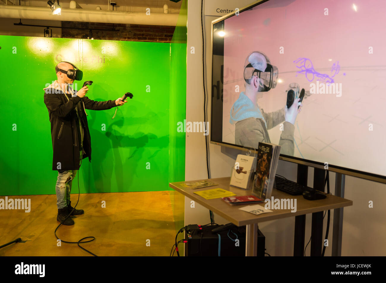 Montreal, 6. Juni 2017: Mann 3D-Gemälde mit virtual Reality-Software während der Art Fair in Bonsecours Markt erstellen Stockfoto