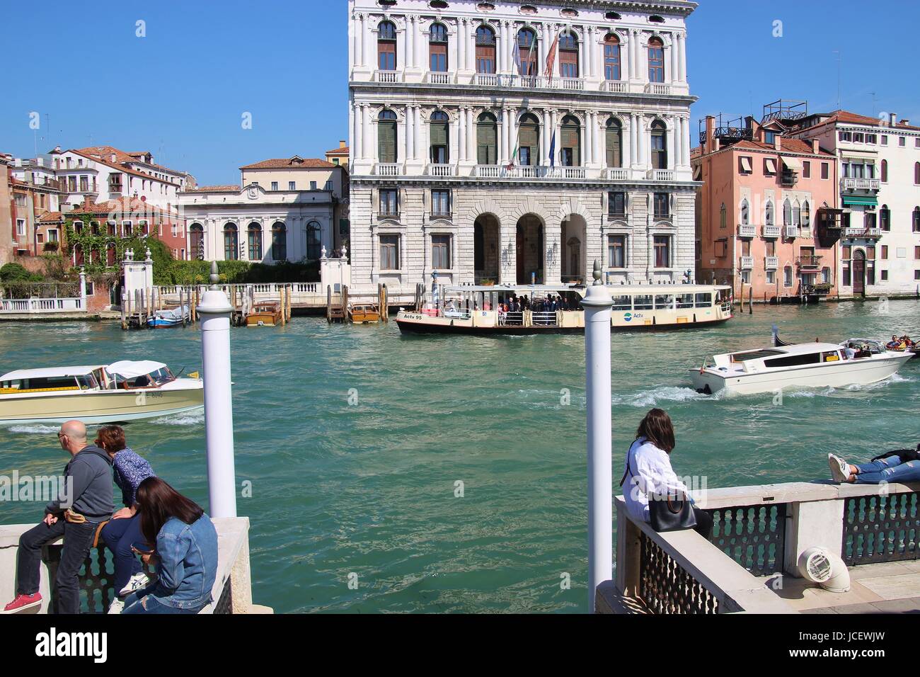 Auf der Terrasse der Peggy Guggenheim Collection in Venedig, Italien, Europa. Blick auf den Canal Grande und Palazzo. Stockfoto