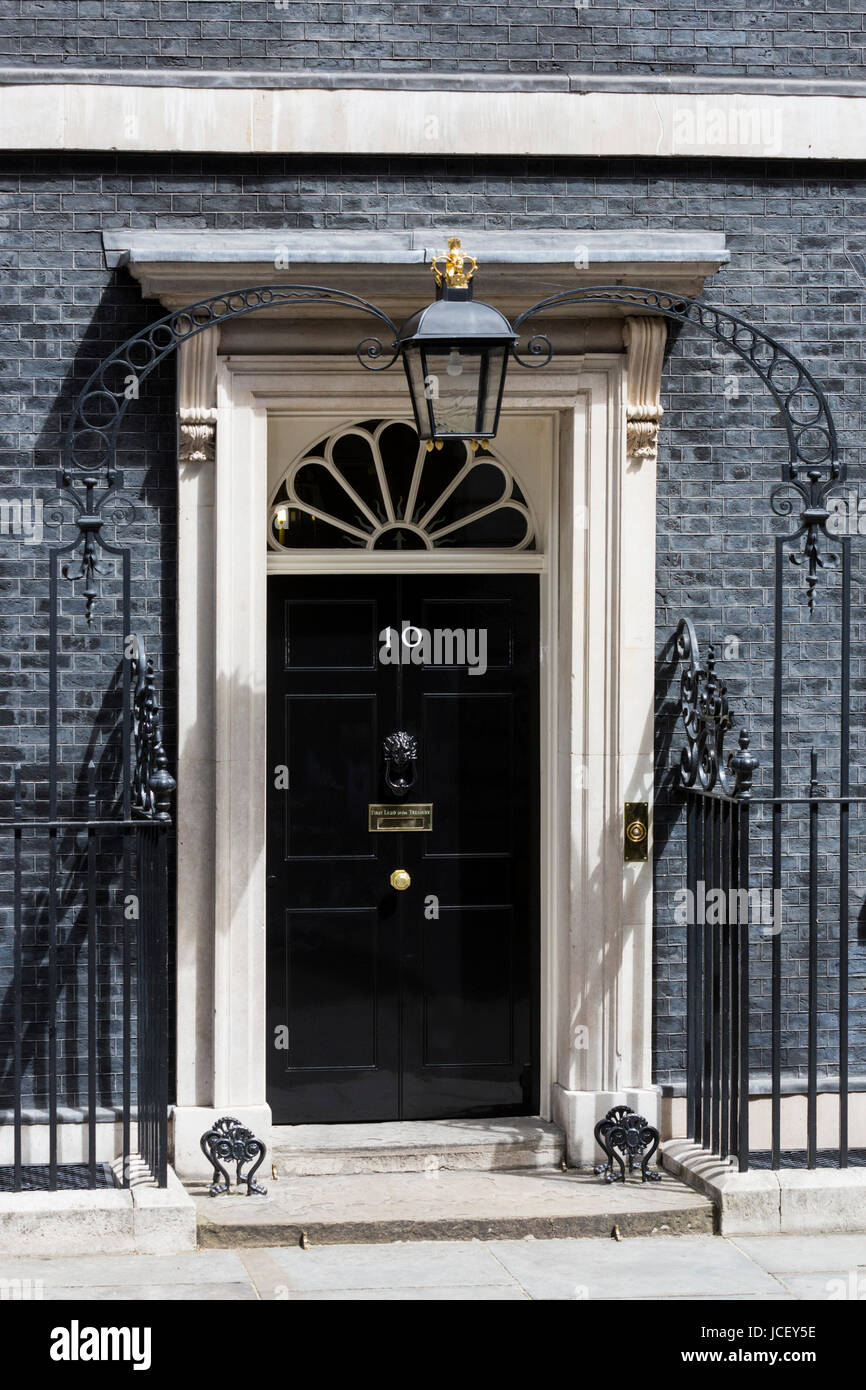 Schwarze Tür keine 10 Downing Street, Whitehall, London. Der Sitz des britischen Premierministers Stockfoto