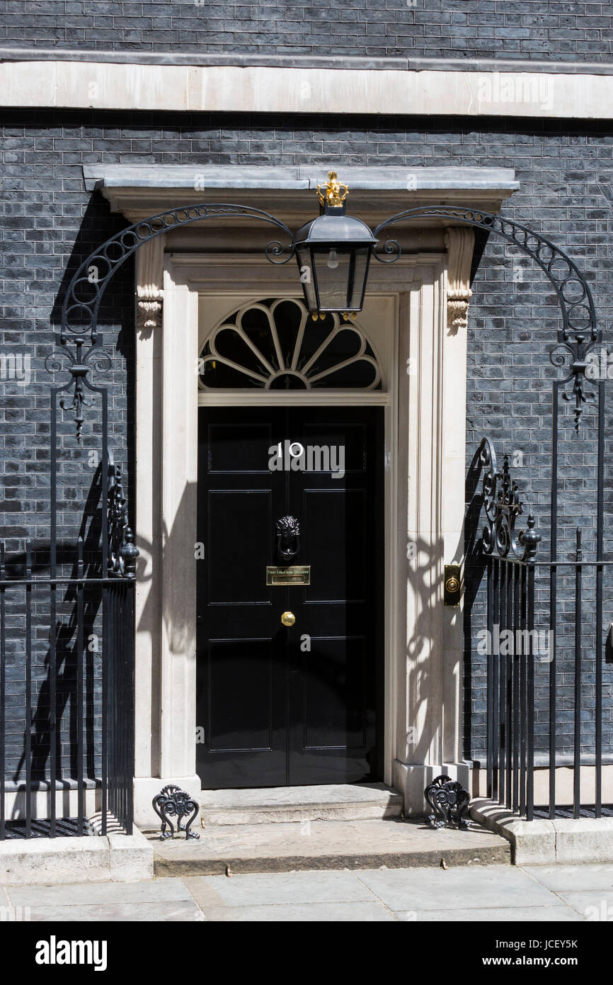 Schwarze Tür keine 10 Downing Street, Whitehall, London. Der Sitz des britischen Premierministers Stockfoto