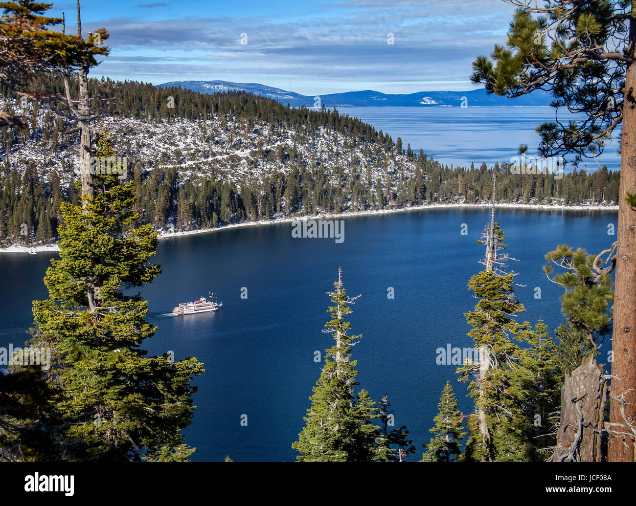 Ein Bild von der Tahoe Queen Schaufelrad Kreuzfahrtschiff auf einer Winterwanderung in Lake Tahoe Emerald Bay. Stockfoto