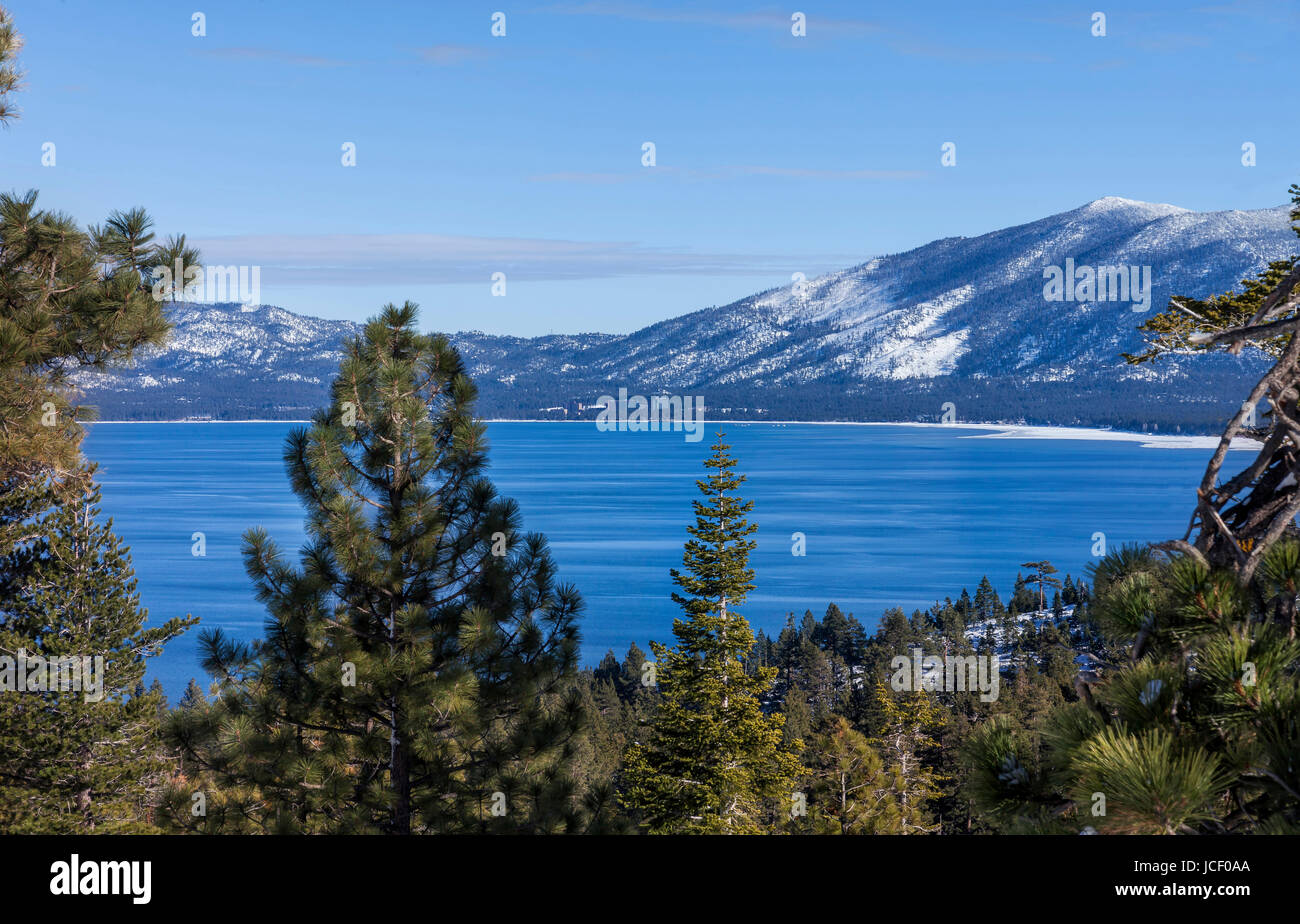 Dies ist ein Winter-Aufnahme in der Nähe von Emerald Bay, mit Blick auf südlichen Teil des Lake Tahoe. In der Ferne sehen Sie die Casinos und Heavenly Valley. Stockfoto