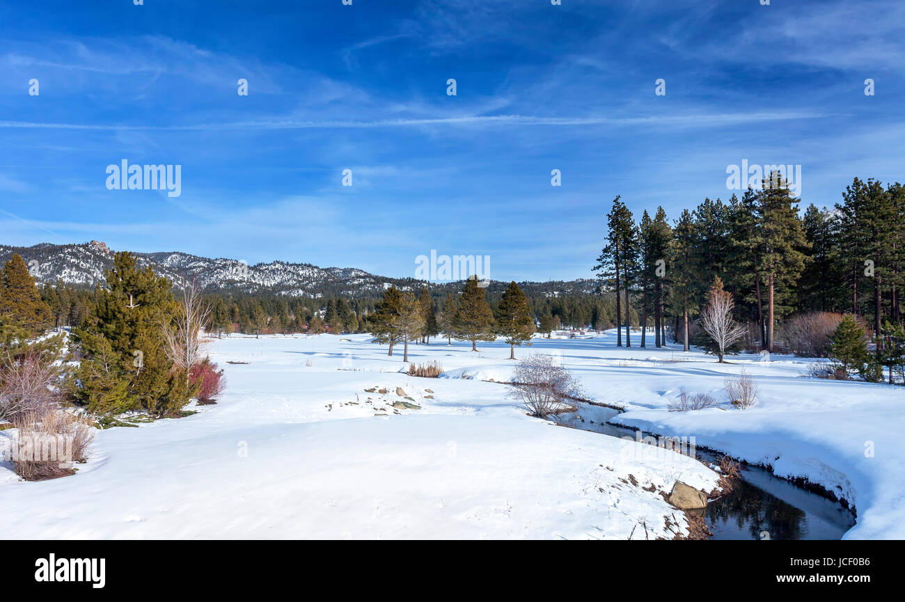 Eine Winterlandschaft mit Blick auf eine Wiese und Bach in Lake Tahoe, Kalifornien. Dieses Bild ist östlich in Richtung Nevada suchen. Stockfoto