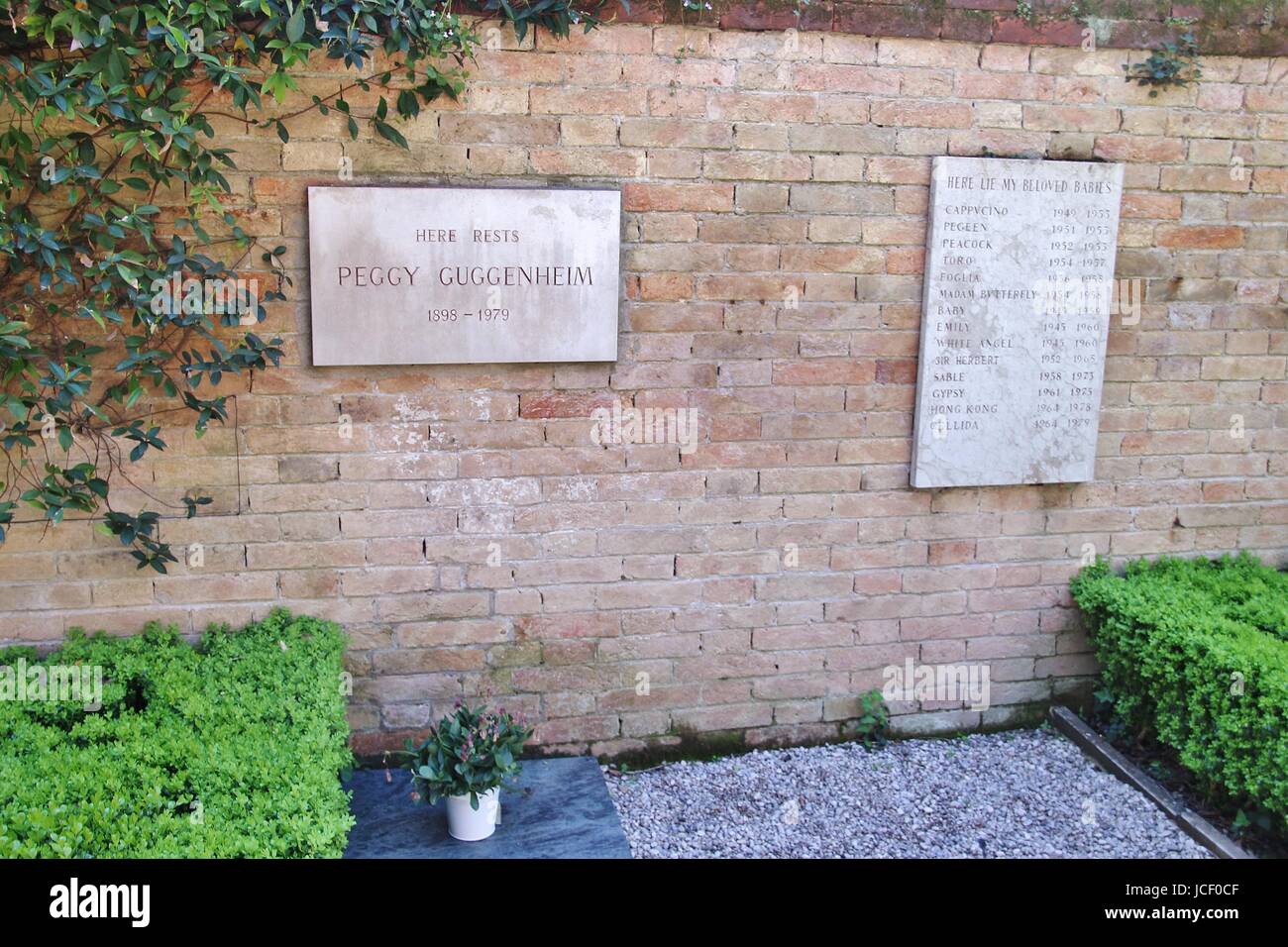 Gedenktafel über dem Grab von Peggy Guggenheim in ihrem Museum in Venedig. Neben dem Grab von ihren zahlreichen geliebten Hunden. Italien, Europa. Stockfoto