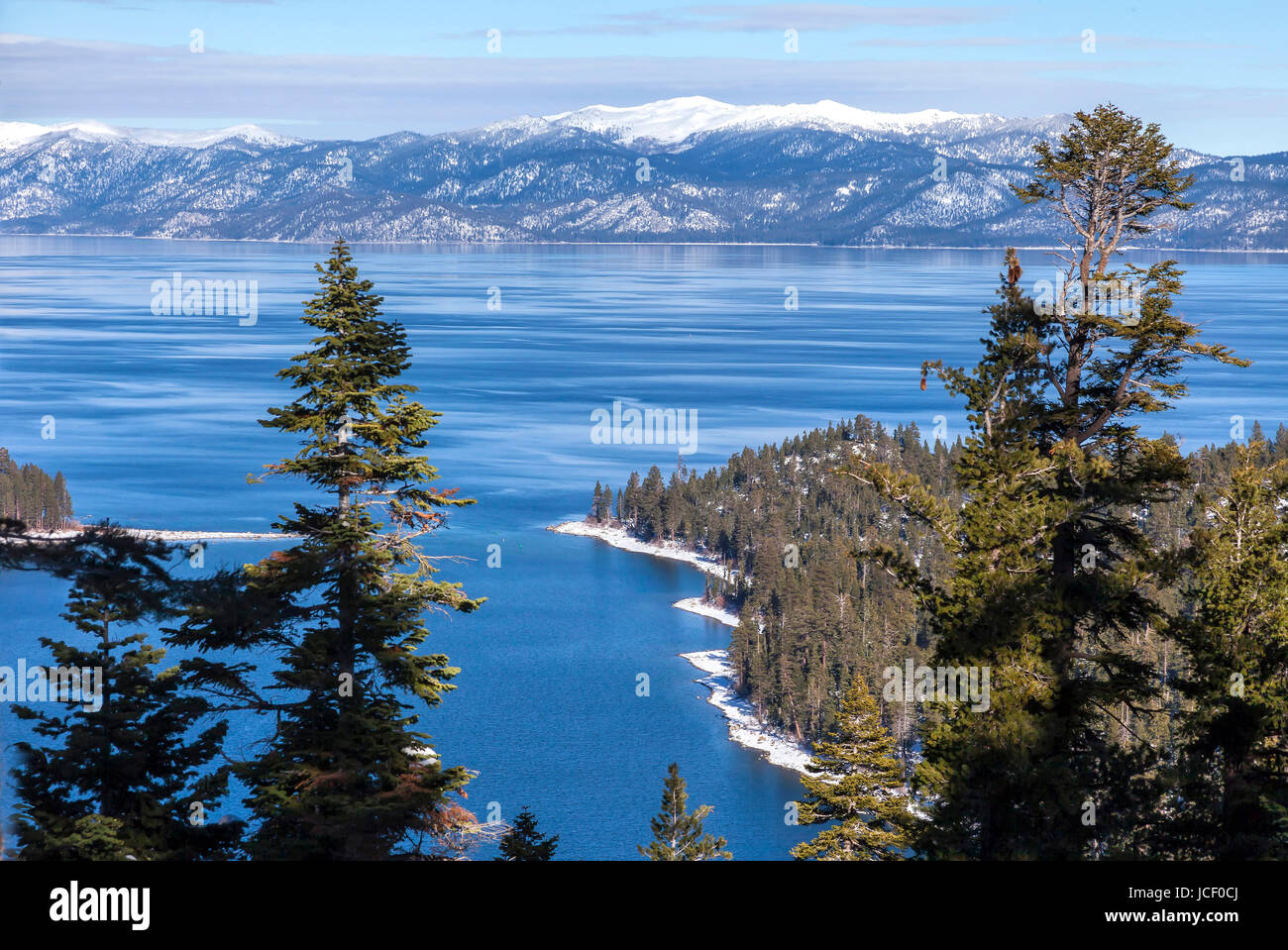Dies ist ein Winter-Aufnahme an der Emerald Bay mit Blick auf südlichen Teil des Lake Tahoe. Die großen schneebedeckten Bergen in der Ferne ist Genua-Gipfel. Stockfoto