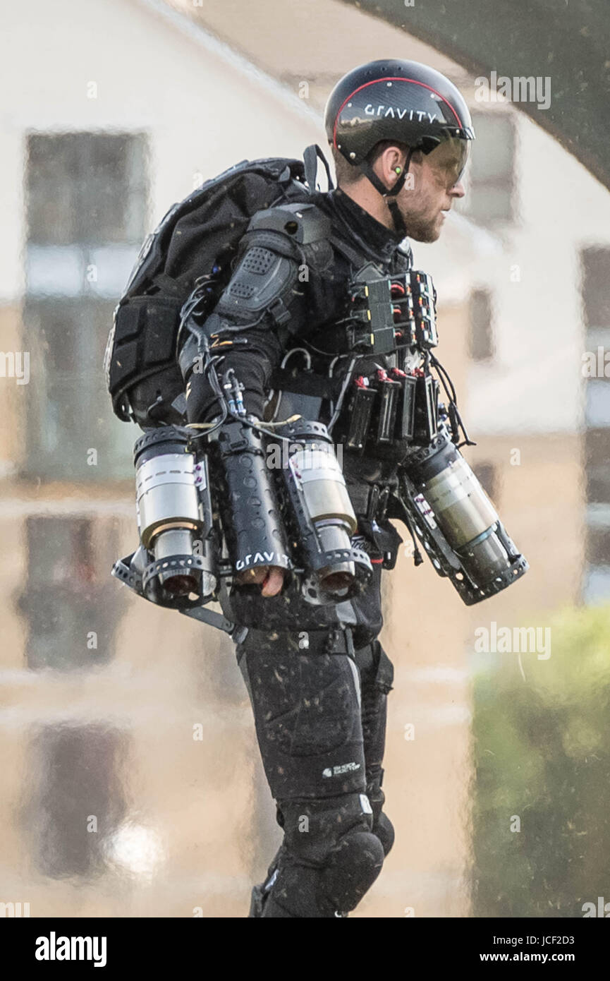 London, Großbritannien. 14 Juni, 2017. Richard Browning "Iron Man", Gründer der Schwerkraft, macht einen Flug in seinem Jet powered Flight suit während London Tech Woche im Victoria Dock Square. © Guy Corbishley/Alamy leben Nachrichten Stockfoto