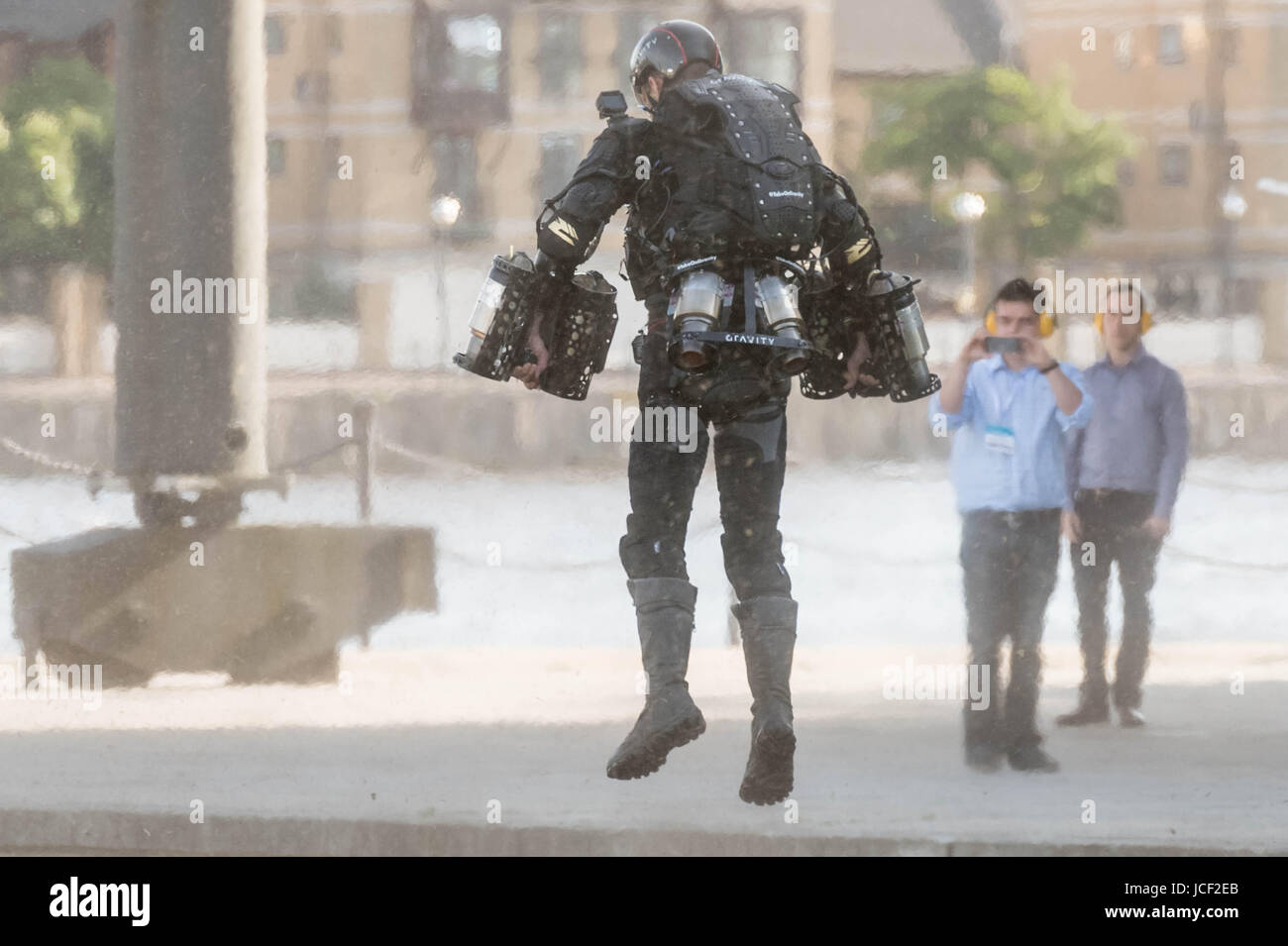 London, Großbritannien. 14 Juni, 2017. Richard Browning "Iron Man", Gründer der Schwerkraft, macht einen Flug in seinem Jet powered Flight suit während London Tech Woche im Victoria Dock Square. © Guy Corbishley/Alamy leben Nachrichten Stockfoto