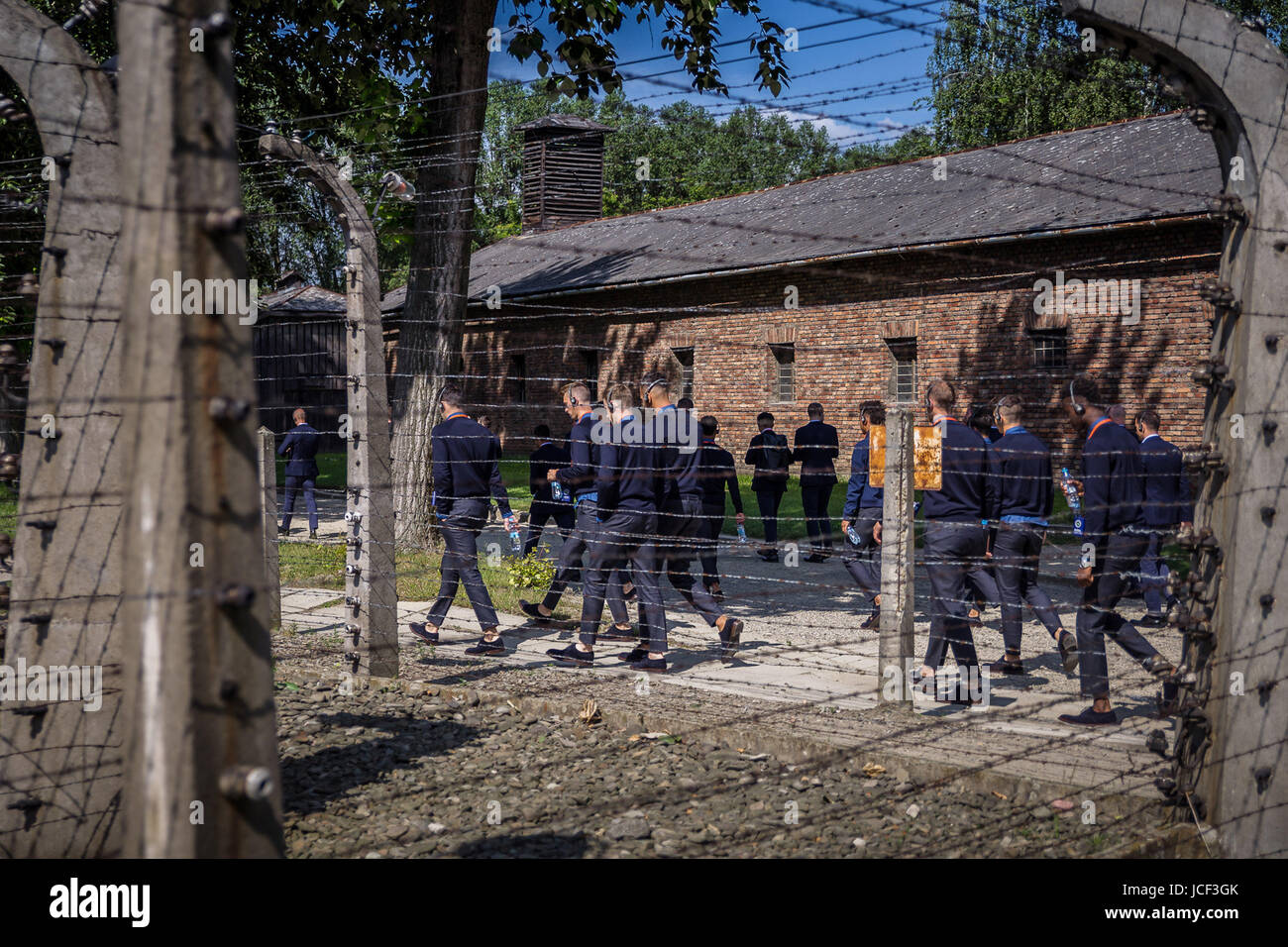 HANDOUT - zeigt ein Handout zur Verfügung gestellt, am 15. Juni 2016 das deutsche u-21-Fußball-Team Besuch der Gedenkstätte Auschwitz-Birkenau und Museum in Polen. Einen Tag vor dem Start der U21-Europameisterschaft in Polen, gedachte das Team der Opfer des Nationalsozialismus im ehemaligen Konzentrationslager. (Achtung Redaktion: für redaktionelle Nutzung ONLY/MANDATORY CREDIT: Foto: Sung-Bin Hong/DFB/Dpa Stockfoto