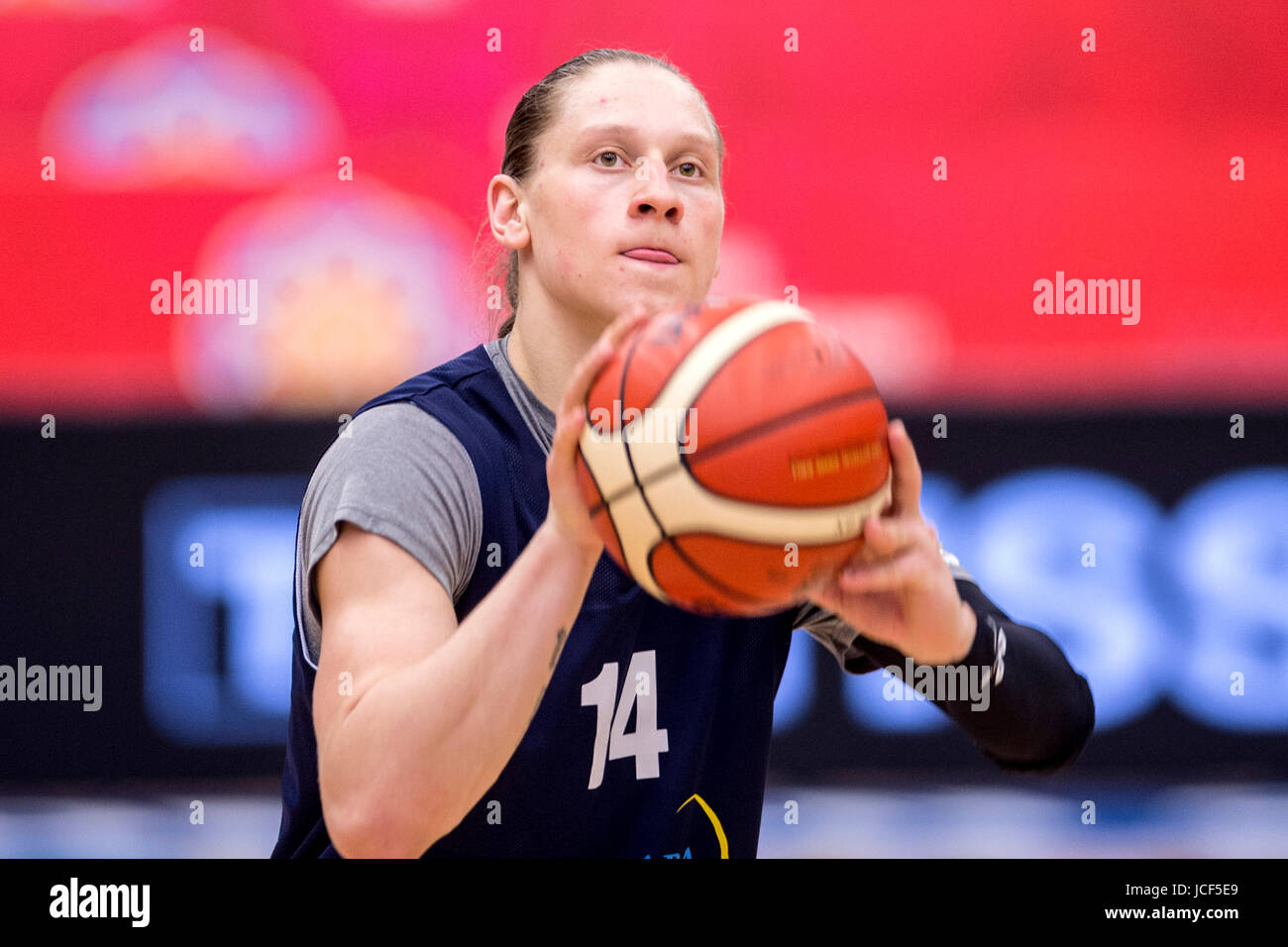 Hradec Kralove, Tschechische Republik. 15. Juni 2017. Ukrainische Basketballspieler Alina Jagupova in Aktion während des Trainings vor der FIBA-Frauen Basketball-Europameisterschaft in Hradec Kralove, Tschechische Republik, 15. Juni 2017. Bildnachweis: David Tanecek/CTK Foto/Alamy Live-Nachrichten Stockfoto