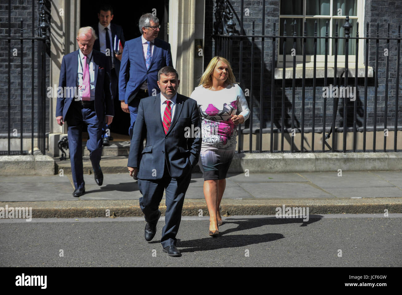 London, UK. 15. Juni 2017. Robin Swann, Führer der Ulster Unionist Party, verlässt Nummer 10. Mitglieder des Nordirlandes besuchen Downing Street für Gespräche mit Premierminister Theresa May nach den Ergebnissen der allgemeinen Wahlen. Die Konservativen sind bestrebt, die Democratic Unionist Party zusammenarbeiten, um eine Minderheitsregierung zu bilden. Bildnachweis: Stephen Chung/Alamy Live-Nachrichten Stockfoto