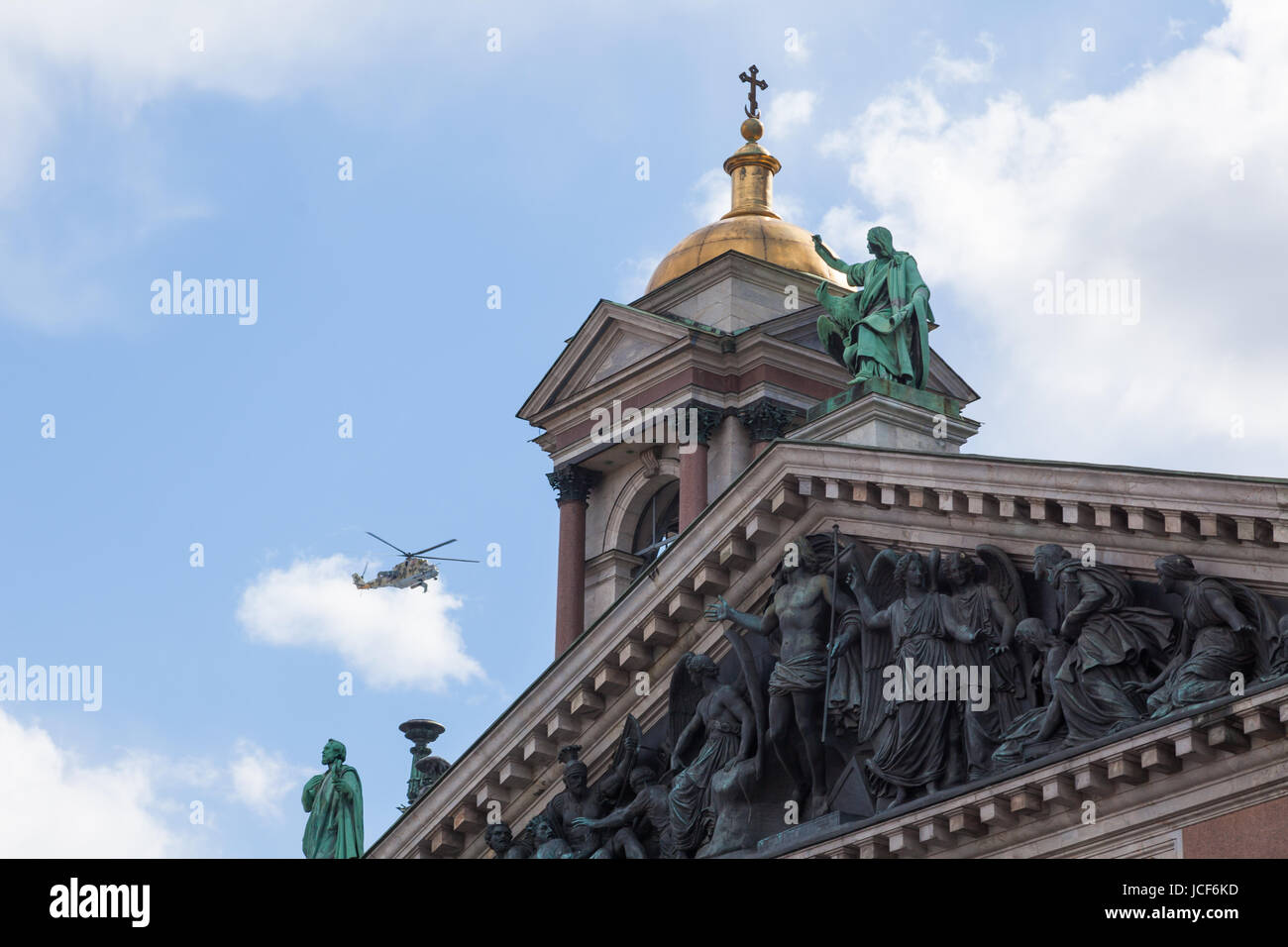 ST. PETERSBURG, Russland - 9. Mai 2017: Isaak Kathedrale und Militärluftfahrt MI-24 im Himmel in einer Parade, Feier der 72 Anniv Siegestag auf WWII Stockfoto