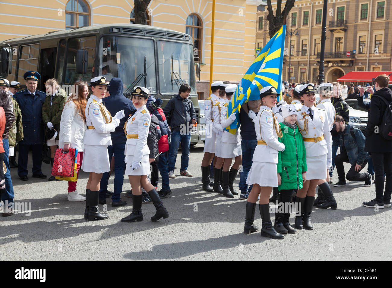 Mädchen aus der russischen Luftwaffe sind nach der Feier der Parade am 72n Tag des Sieges im zweiten Weltkrieg mit Passanten fotografiert. Stockfoto